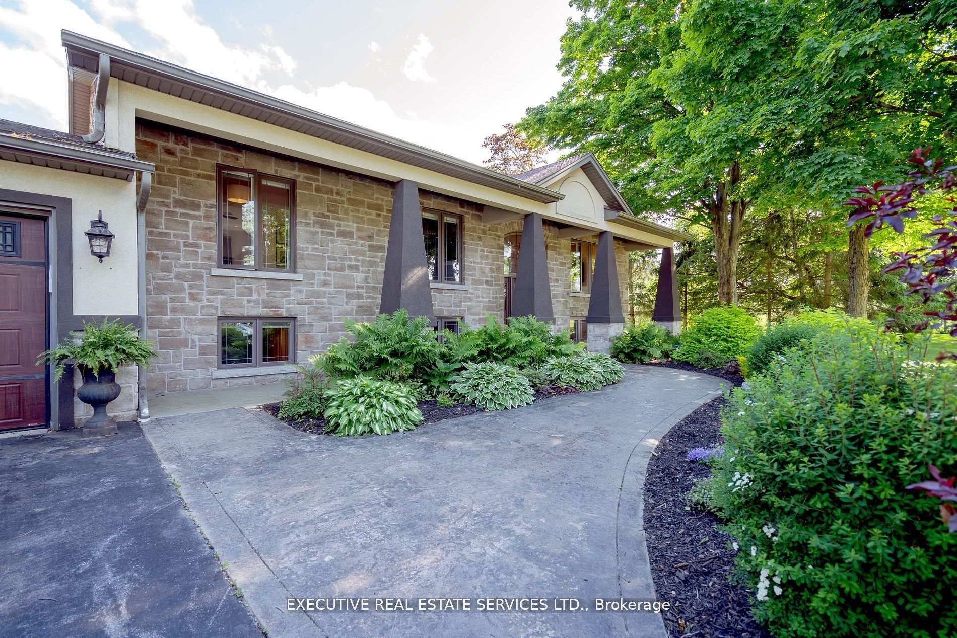 Photo 3 of 138 Maple Court, Shelburne — HOMEH