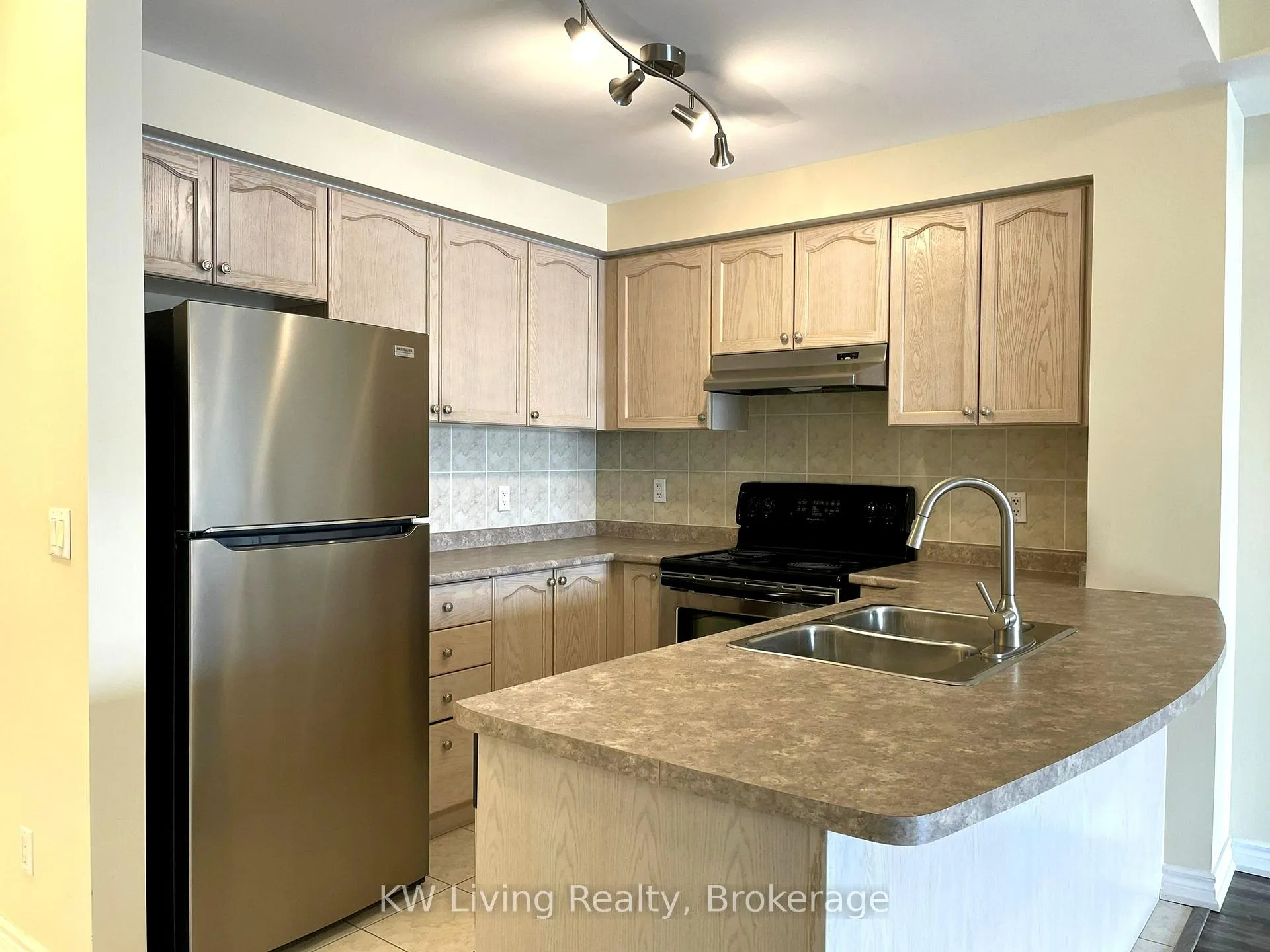 Photo 8 of Unit 617, 2 Maison Parc Court, Vaughan, Lakeview Estates — HOMEH