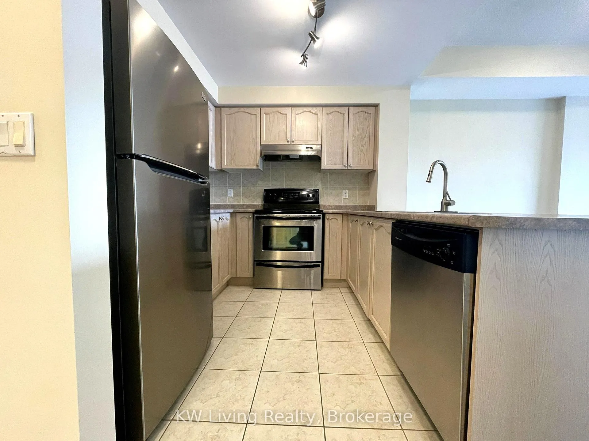 Photo 9 of Unit 617, 2 Maison Parc Court, Vaughan, Lakeview Estates — HOMEH