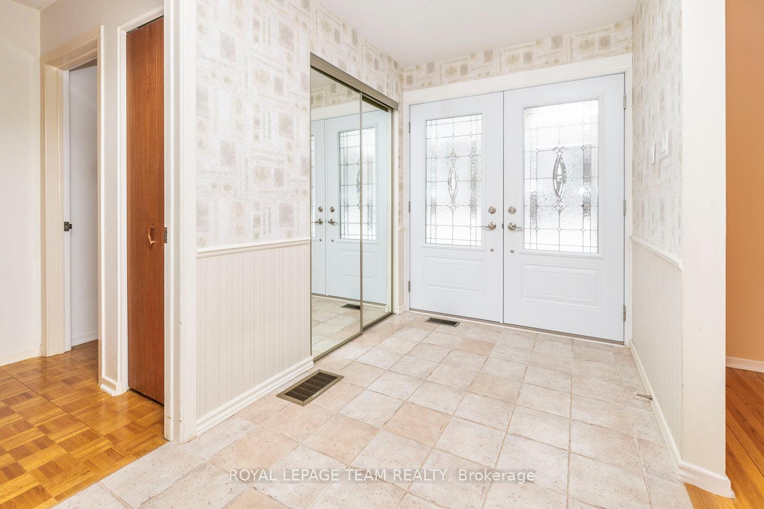 Photo 2 of 15 Glendenning Drive, Ottawa, Arlington Woods — HOMEH