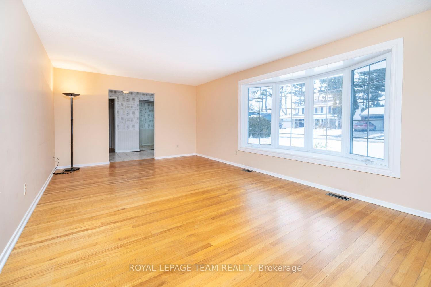 Photo 5 of 15 Glendenning Drive, Ottawa, Arlington Woods — HOMEH