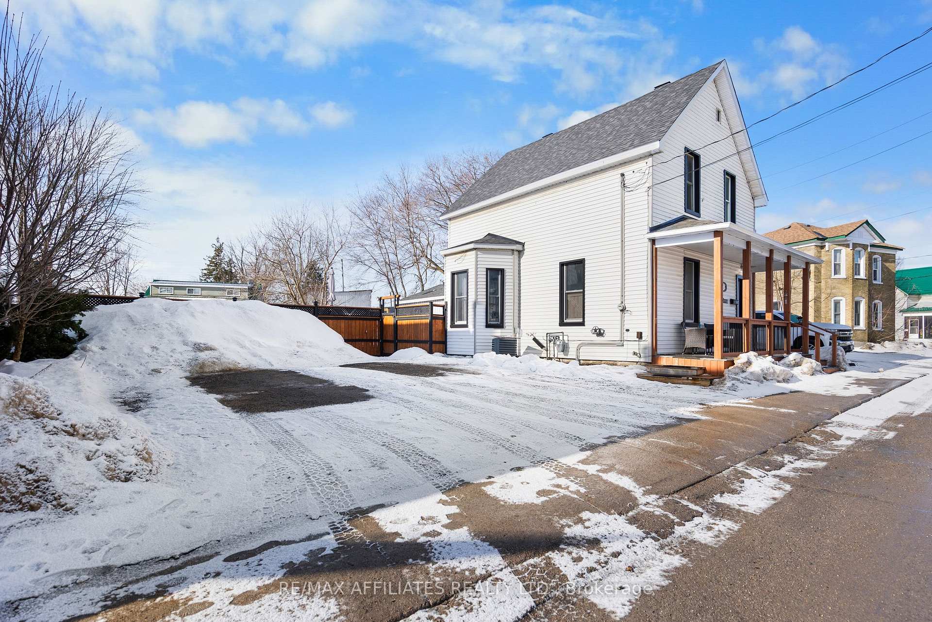 Photo 3 of 18 Winnifred Street N, Smiths Falls — HOMEH