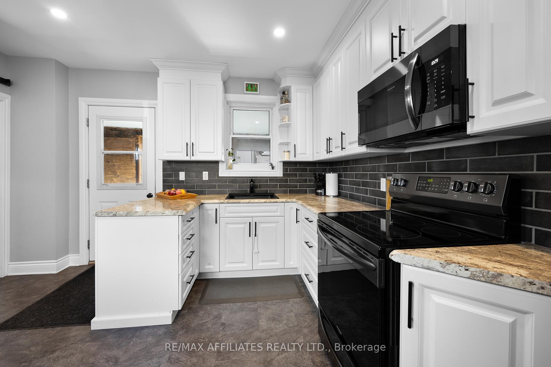 Photo 12 of 18 Winnifred Street N, Smiths Falls — HOMEH