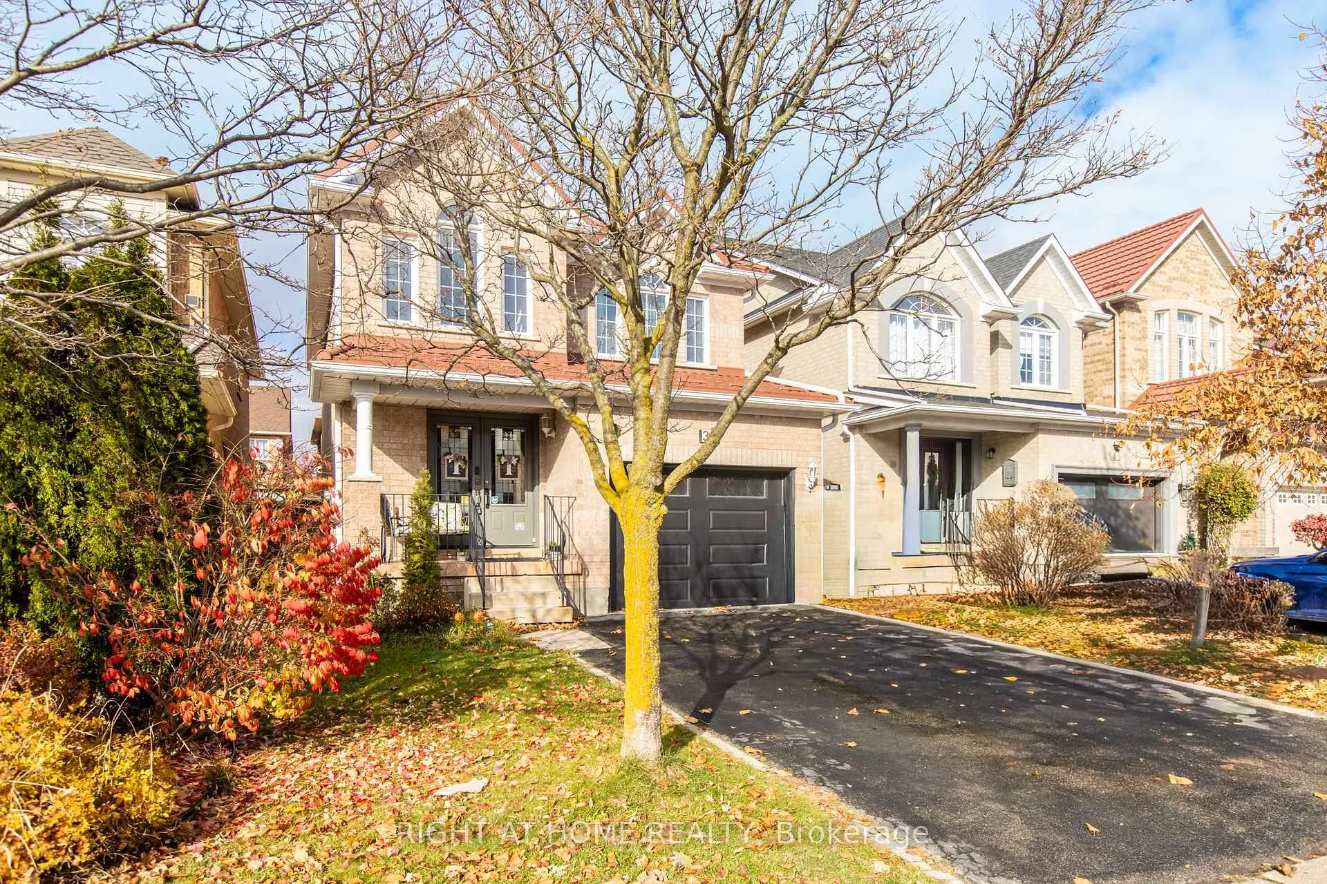 Photo 2 of 32 Eddington Place, Vaughan, Maple — HOMEH