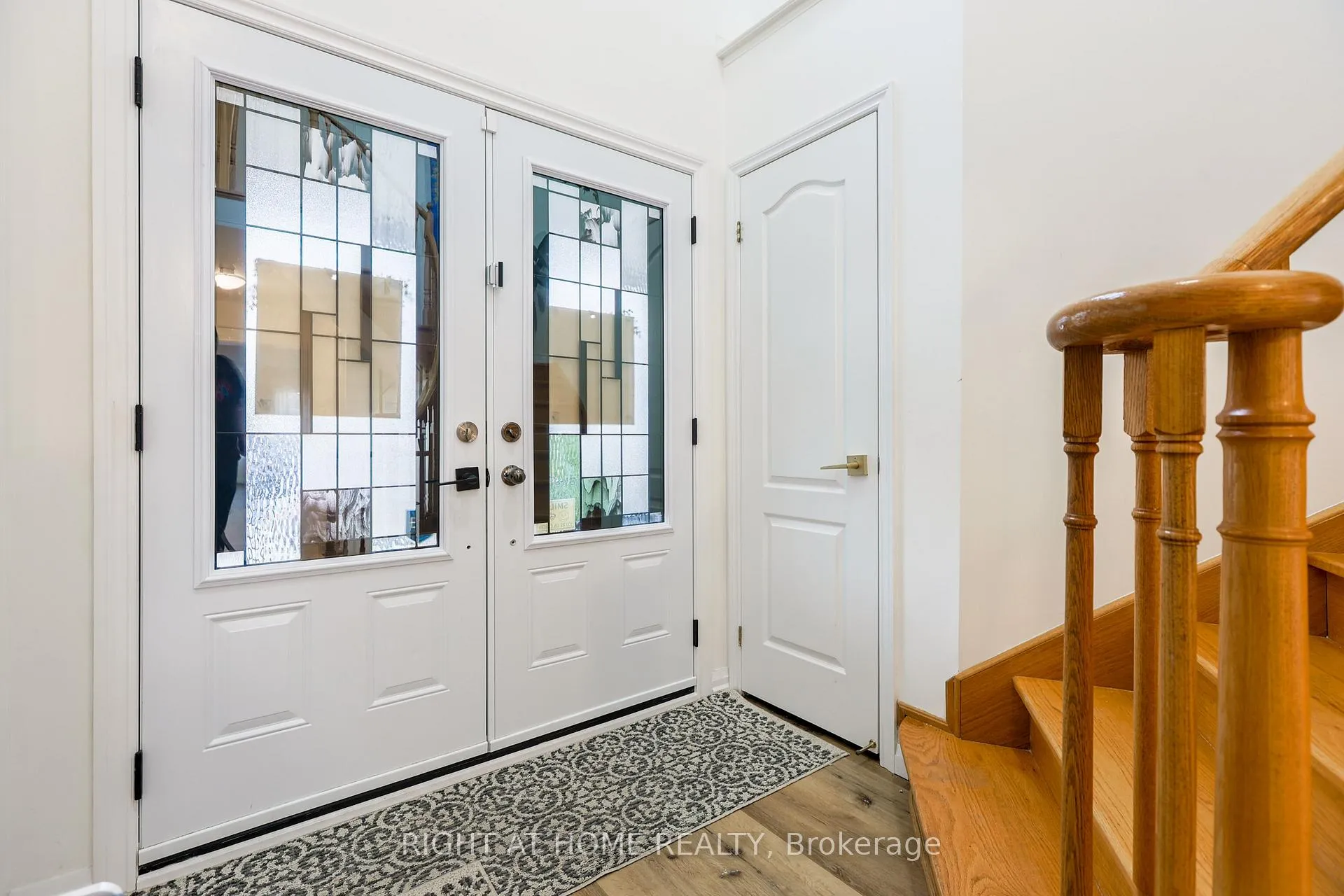 Photo 4 of 32 Eddington Place, Vaughan, Maple — HOMEH