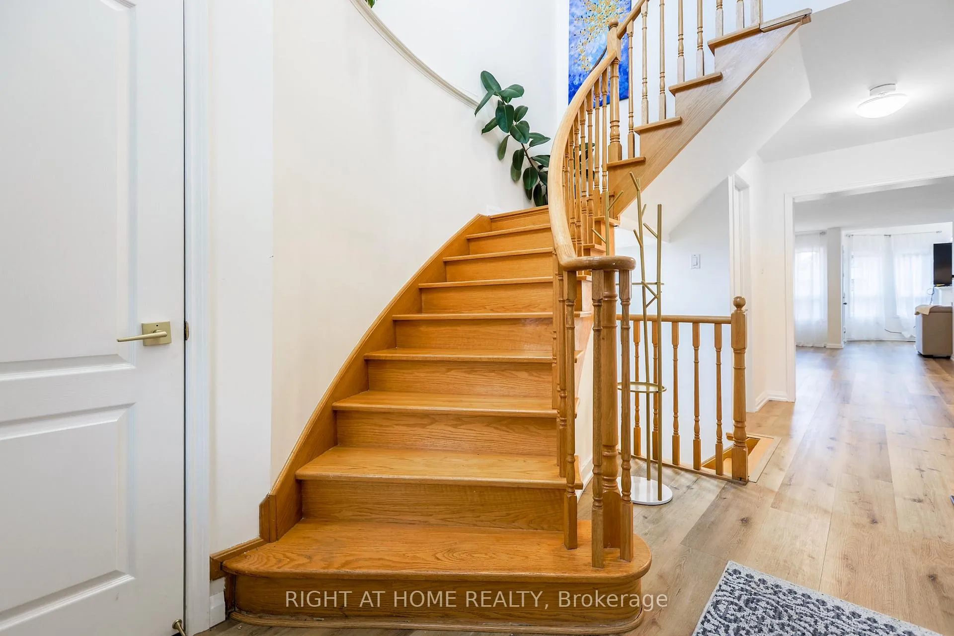 Photo 5 of 32 Eddington Place, Vaughan, Maple — HOMEH