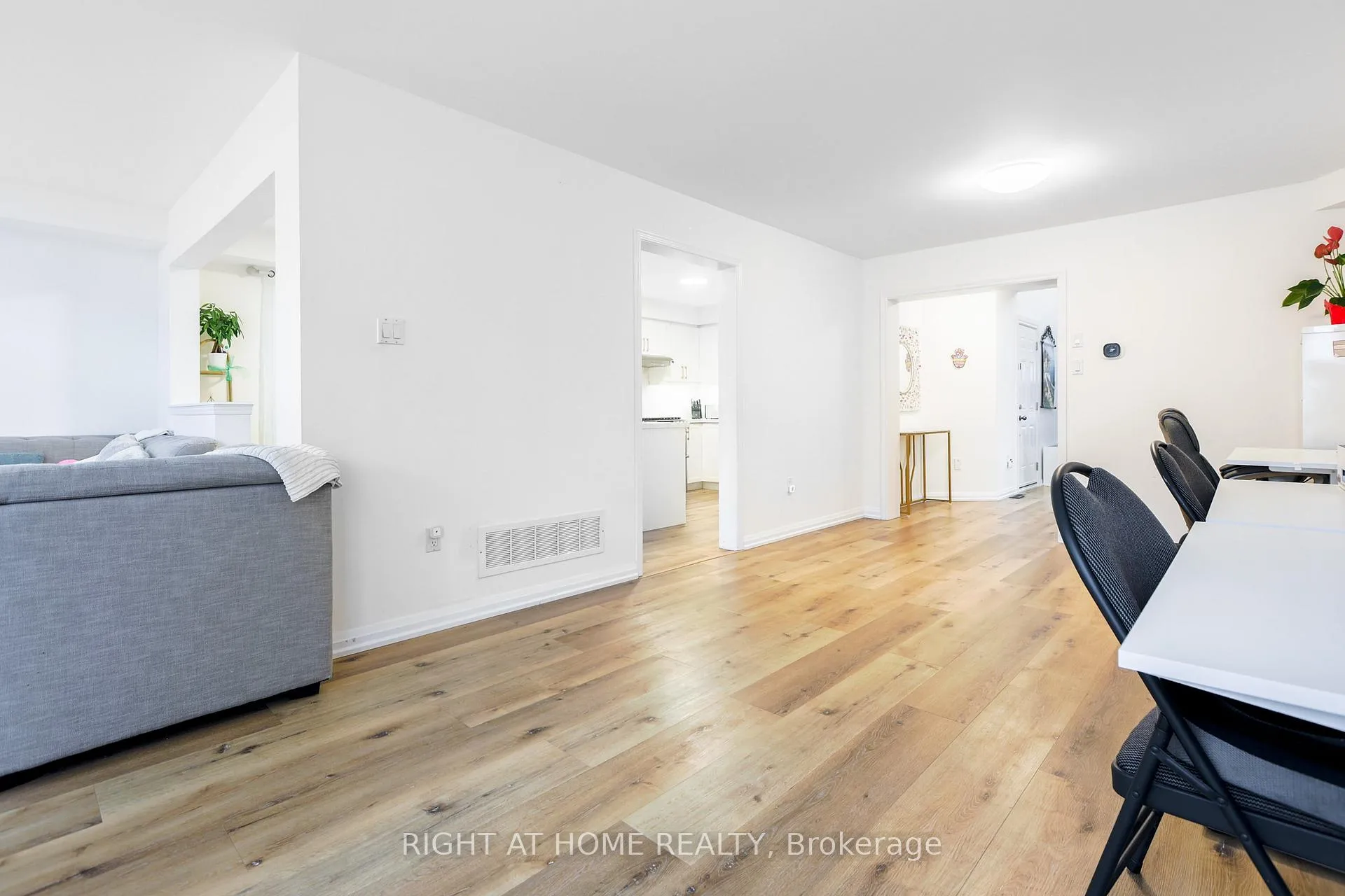 Photo 7 of 32 Eddington Place, Vaughan, Maple — HOMEH