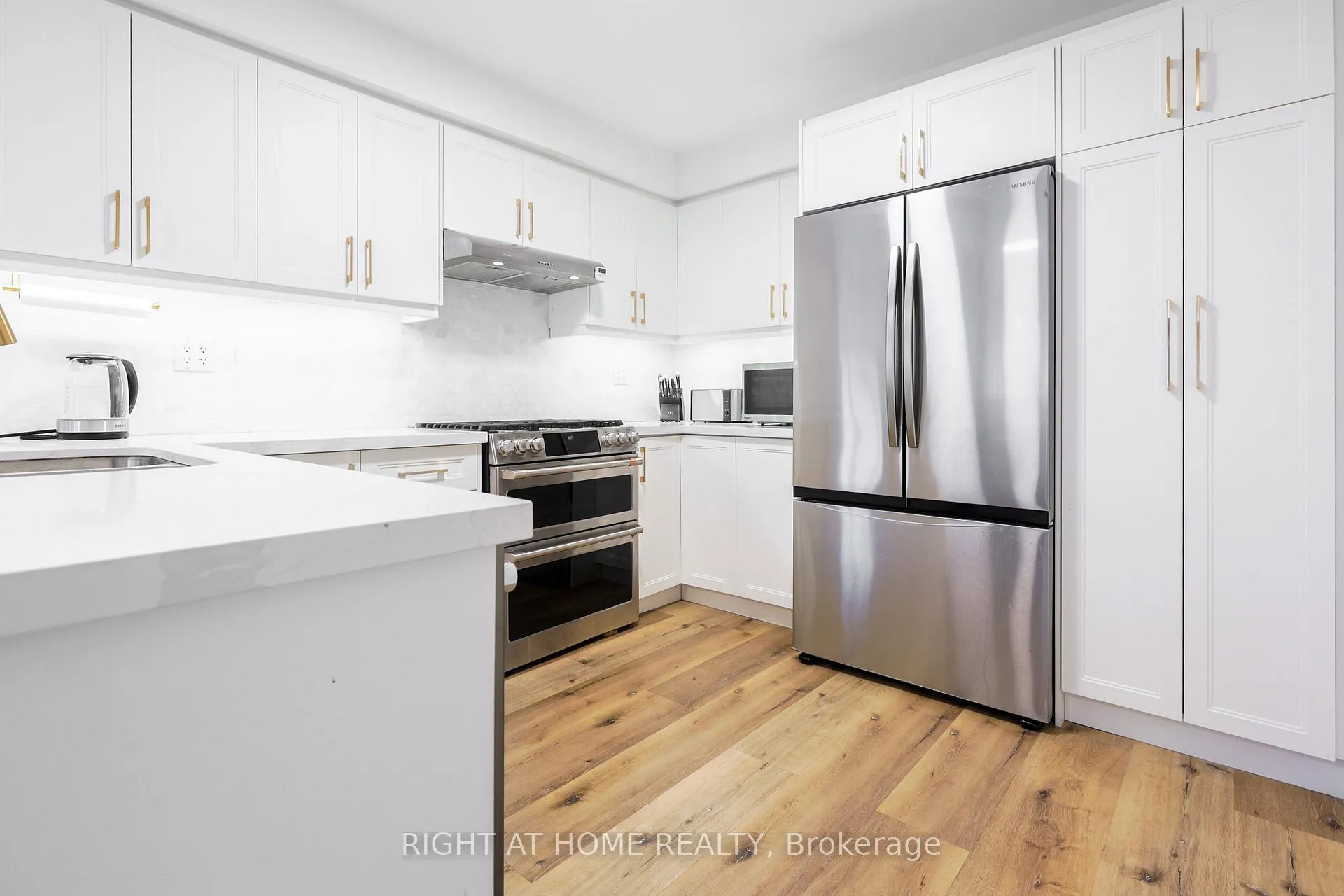 Photo 8 of 32 Eddington Place, Vaughan, Maple — HOMEH