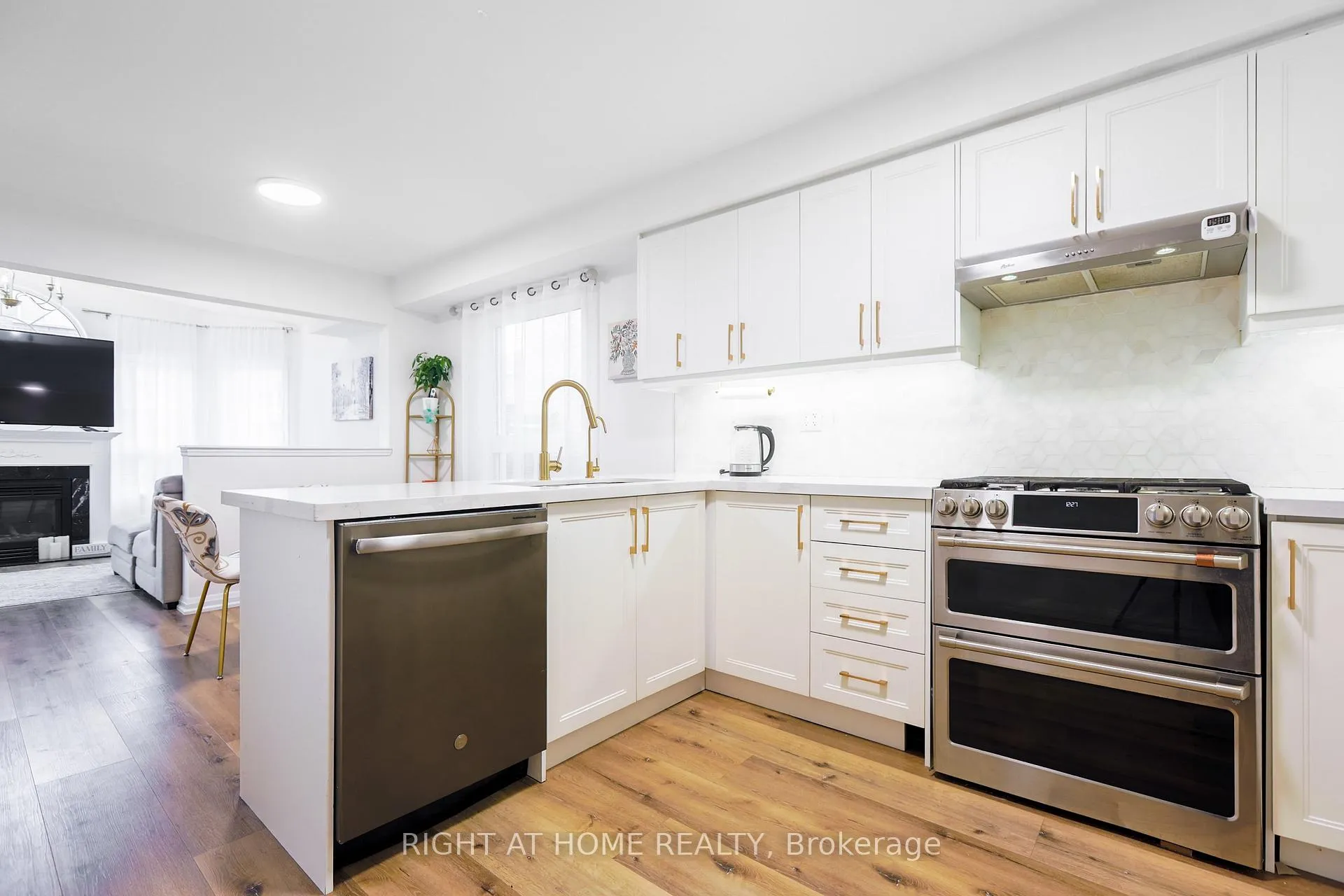 Photo 9 of 32 Eddington Place, Vaughan, Maple — HOMEH