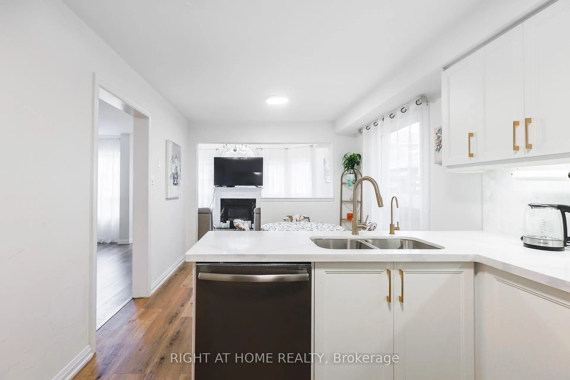 Photo 10 of 32 Eddington Place, Vaughan, Maple — HOMEH