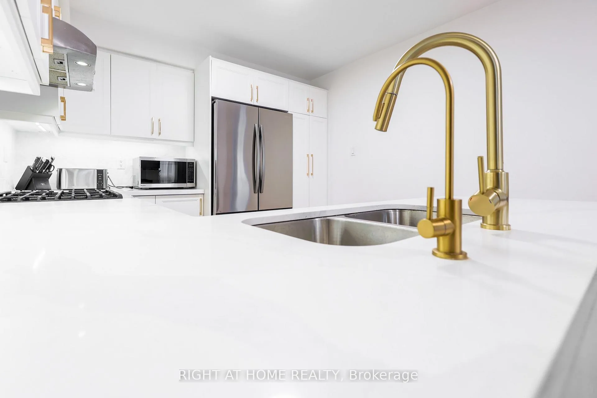 Photo 11 of 32 Eddington Place, Vaughan, Maple — HOMEH