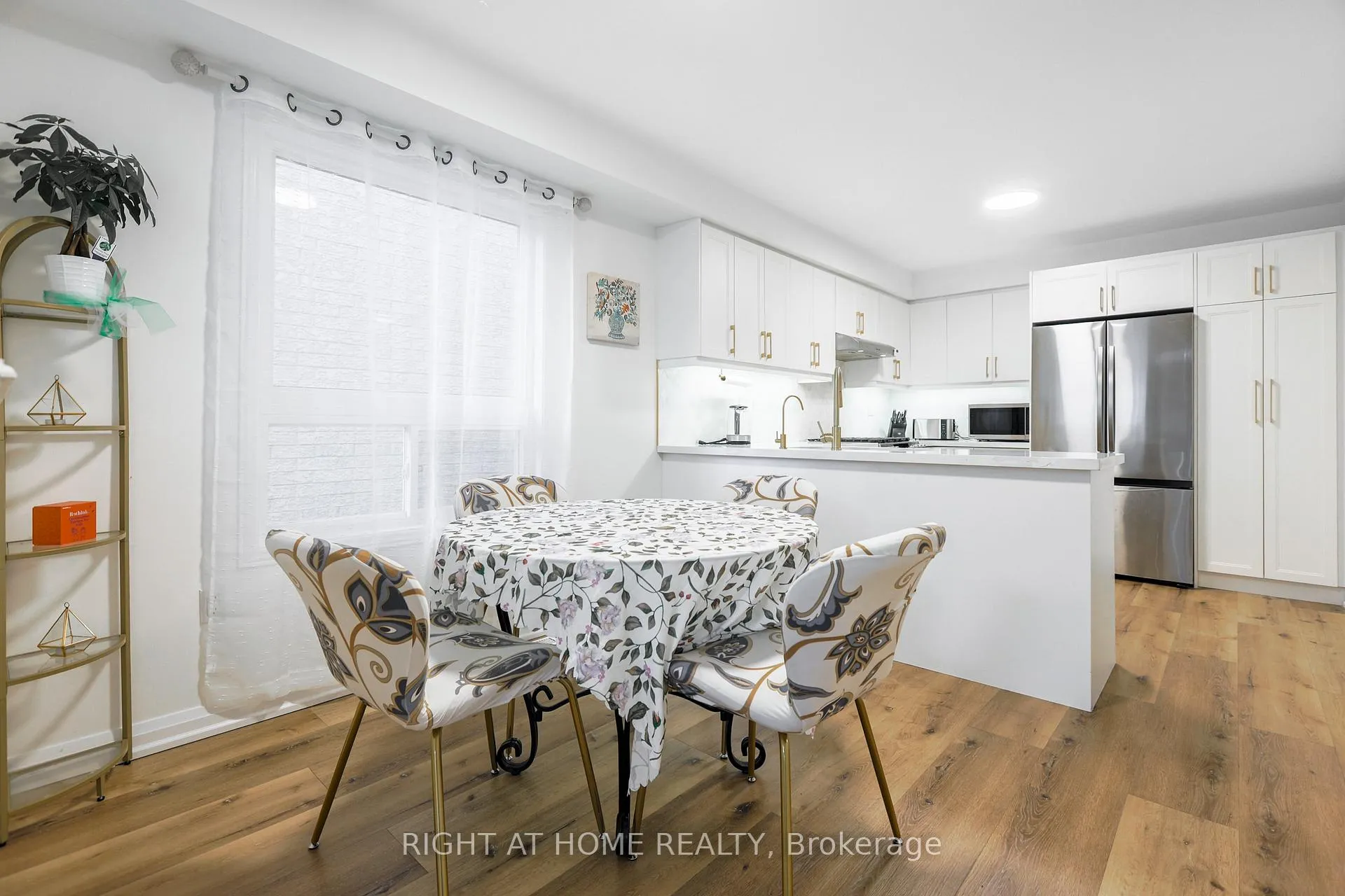 Photo 13 of 32 Eddington Place, Vaughan, Maple — HOMEH