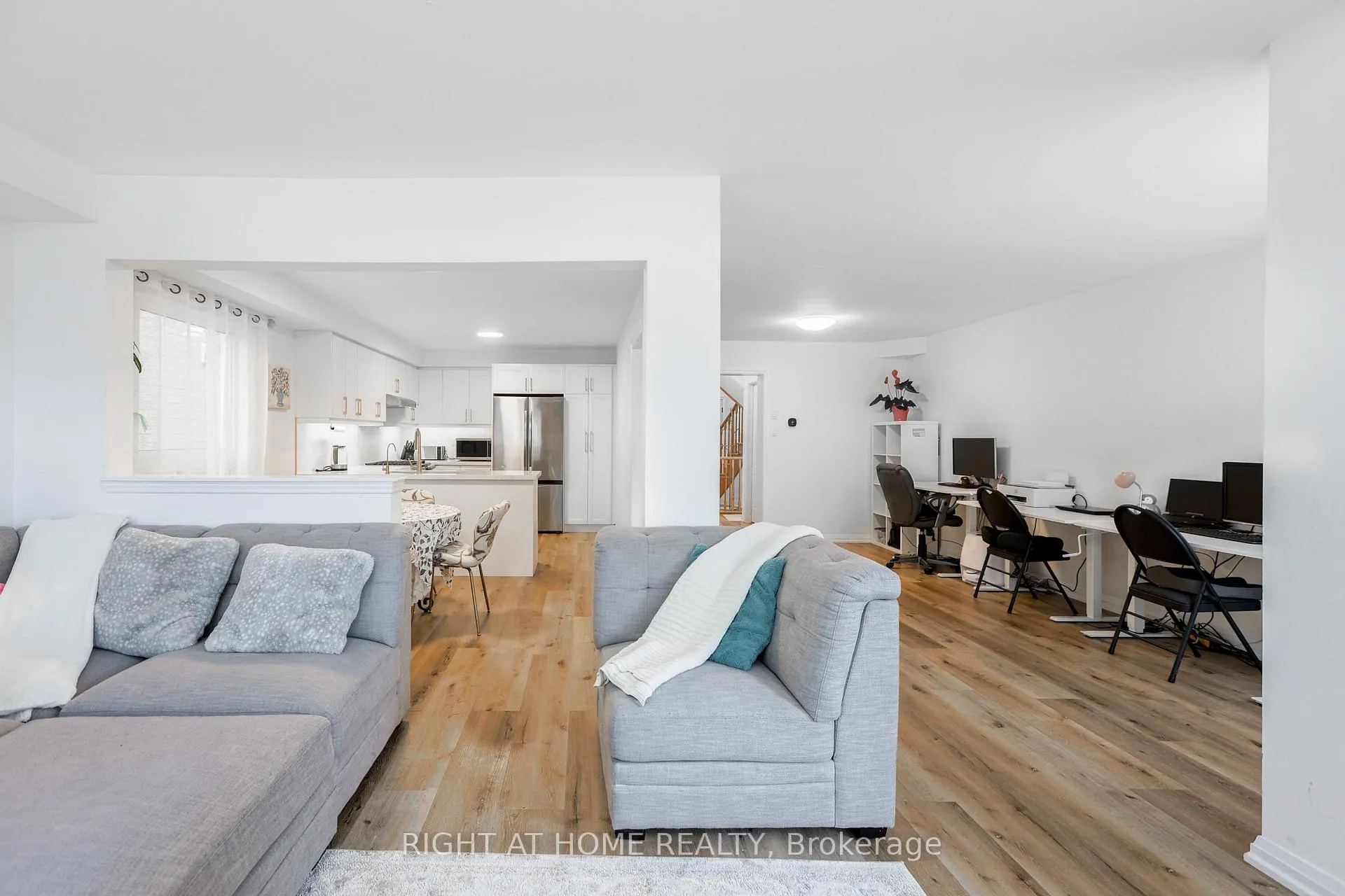 Photo 14 of 32 Eddington Place, Vaughan, Maple — HOMEH