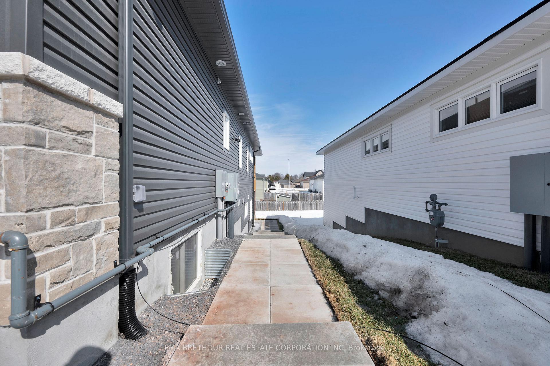Photo 3 of 88 Whitcomb Crescent, Smiths Falls — HOMEH