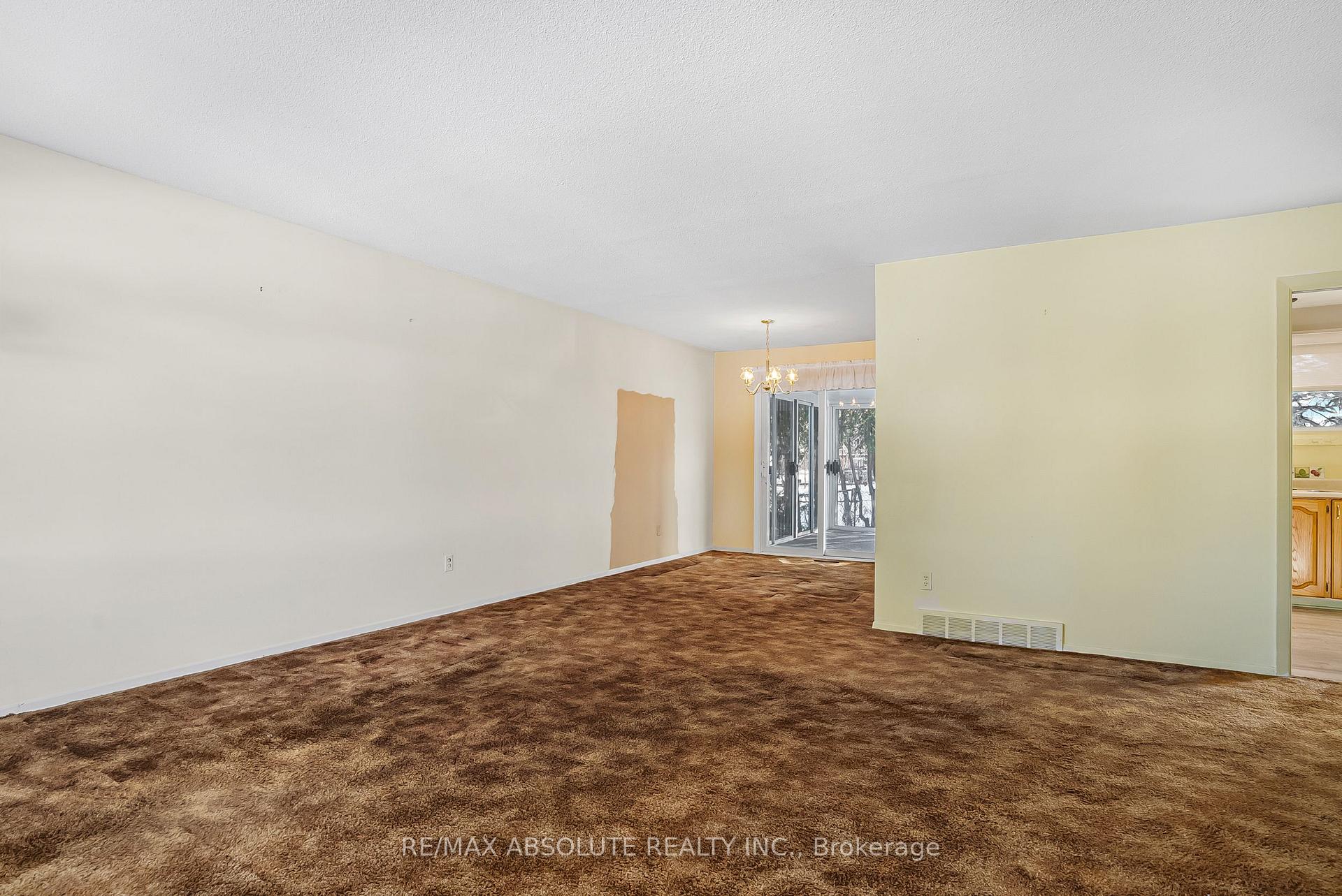 Photo 7 of 32 Cremona Crescent, Ottawa, Manordale — HOMEH