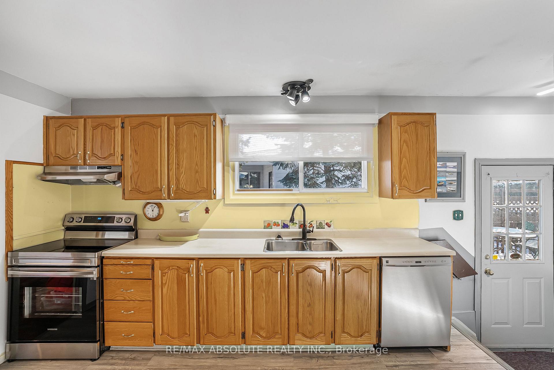 Photo 11 of 32 Cremona Crescent, Ottawa, Manordale — HOMEH