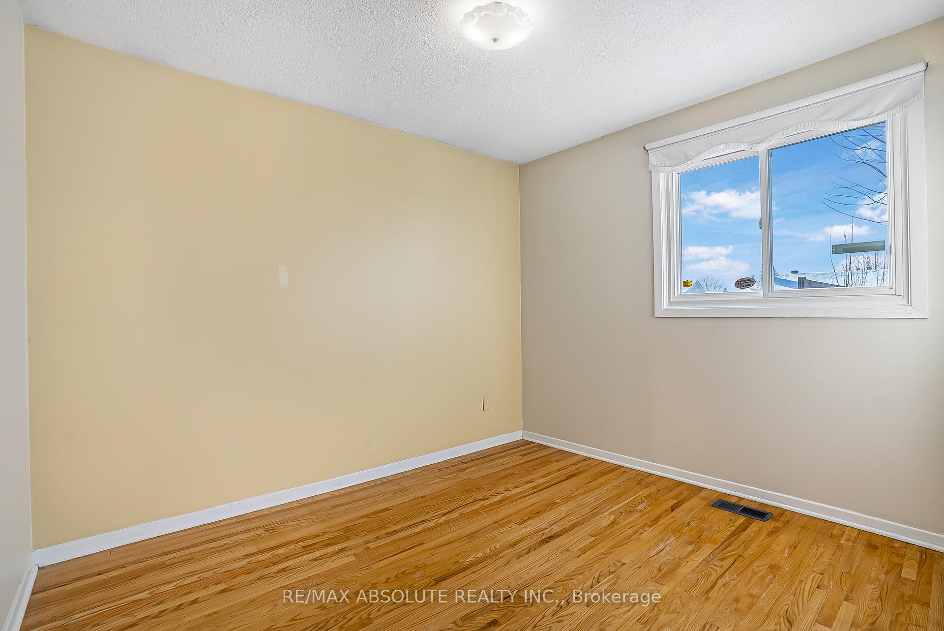 Photo 17 of 32 Cremona Crescent, Ottawa, Manordale — HOMEH