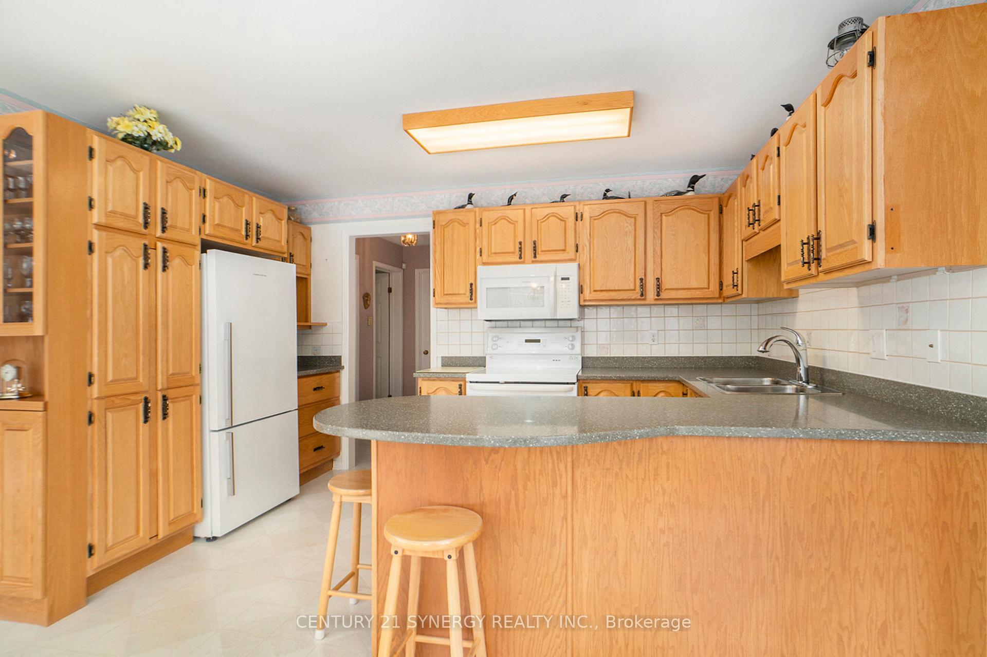 Photo 3 of 9 Davis Drive, Smiths Falls — HOMEH