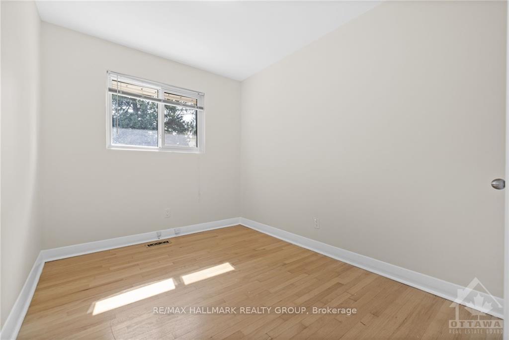 Photo 8 of 10 Roundhay Drive, Ottawa, Manordale — HOMEH