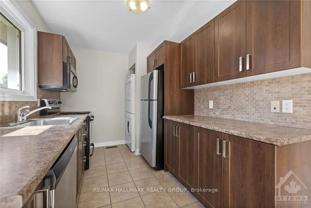 Photo 10 of 10 Roundhay Drive, Ottawa, Manordale — HOMEH