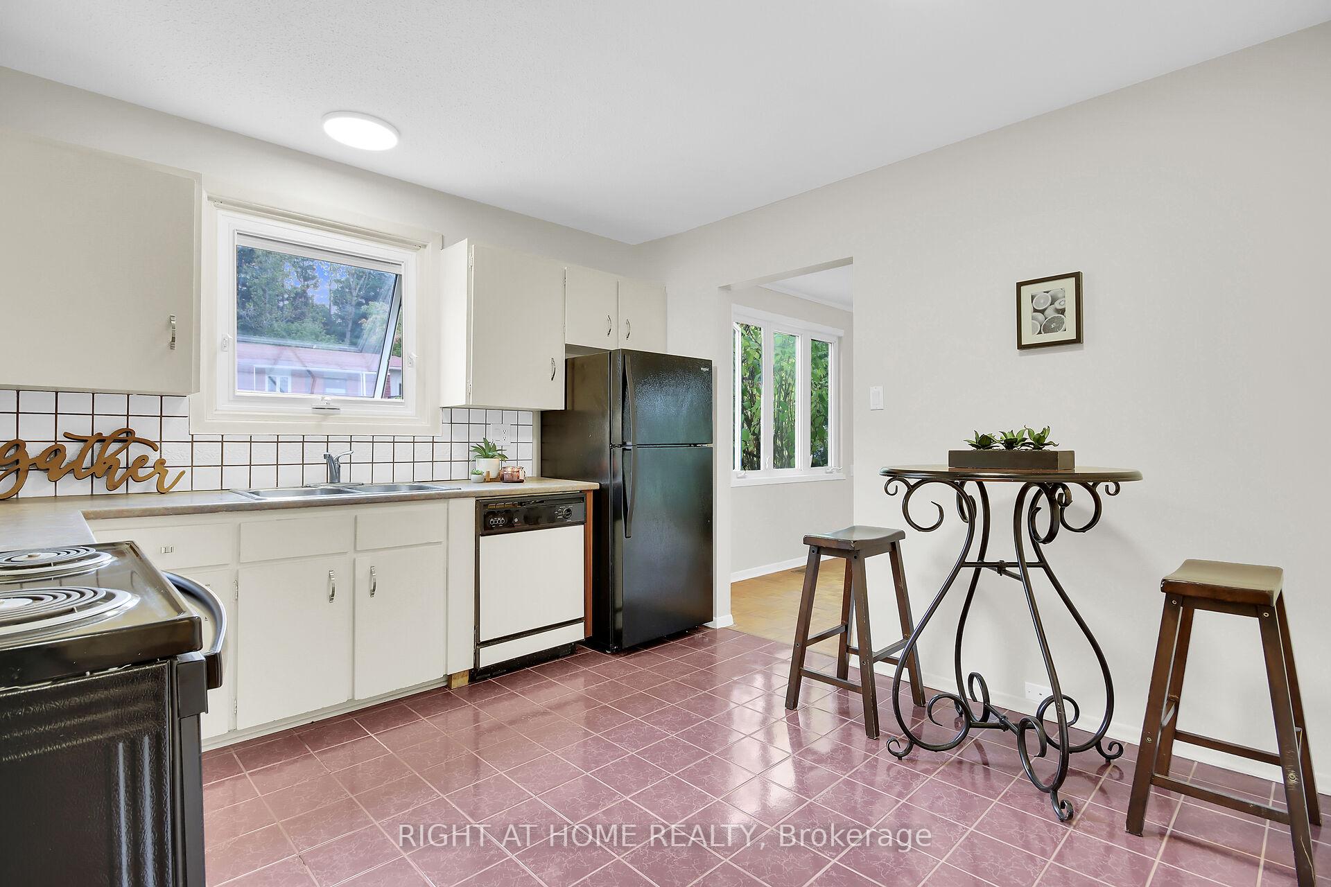 Photo 8 of 42 Grady Crescent, Ottawa, Sheahan Estates/Trend Village — HOMEH