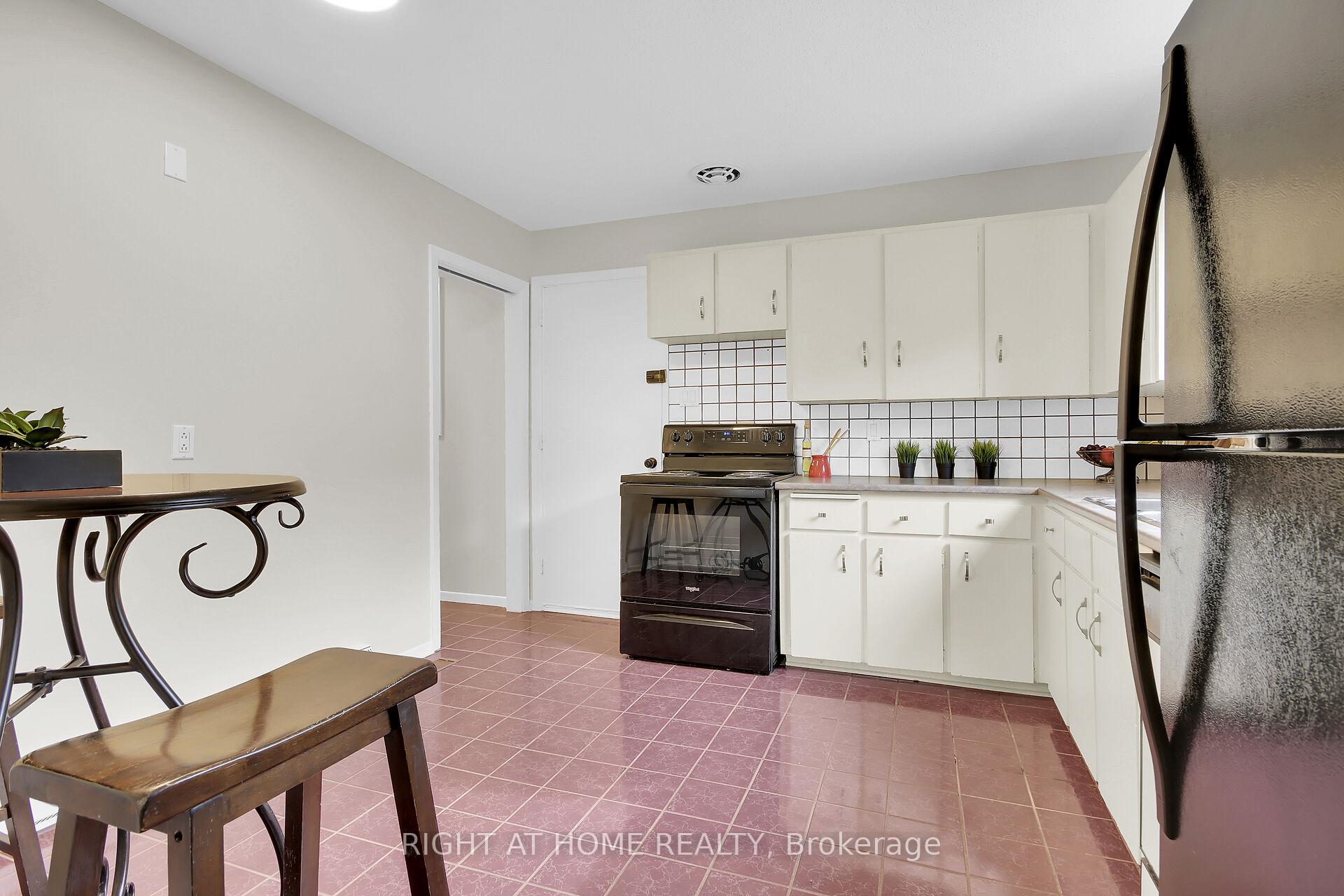 Photo 9 of 42 Grady Crescent, Ottawa, Sheahan Estates/Trend Village — HOMEH