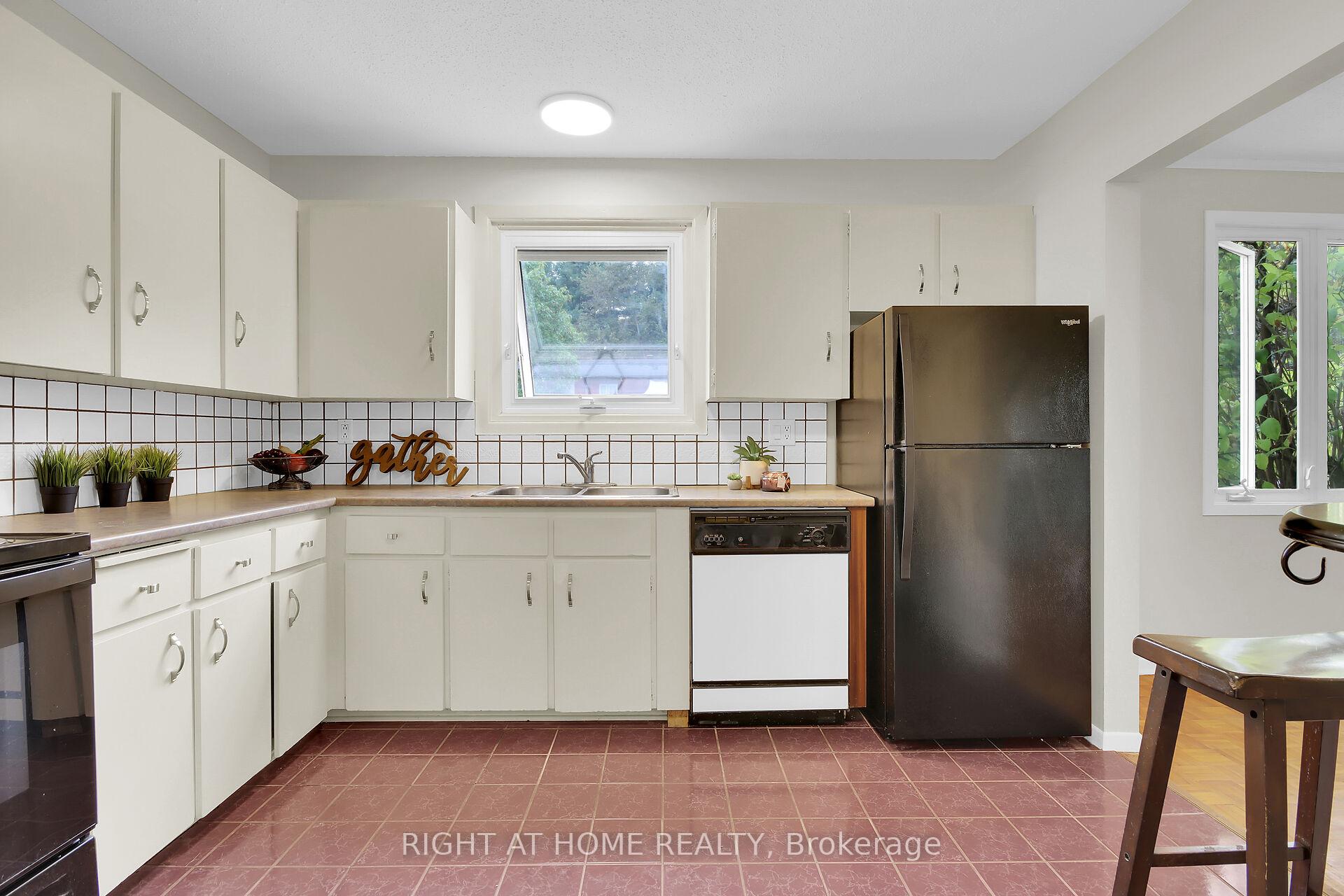 Photo 10 of 42 Grady Crescent, Ottawa, Sheahan Estates/Trend Village — HOMEH