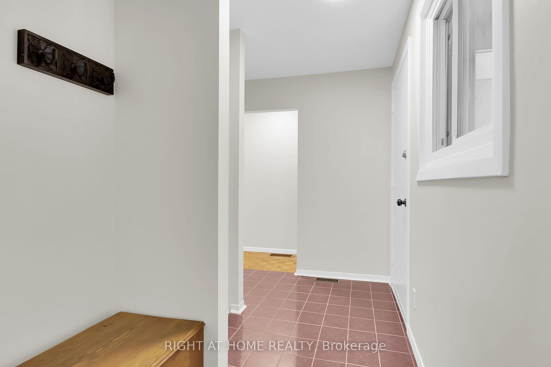 Photo 11 of 42 Grady Crescent, Ottawa, Sheahan Estates/Trend Village — HOMEH