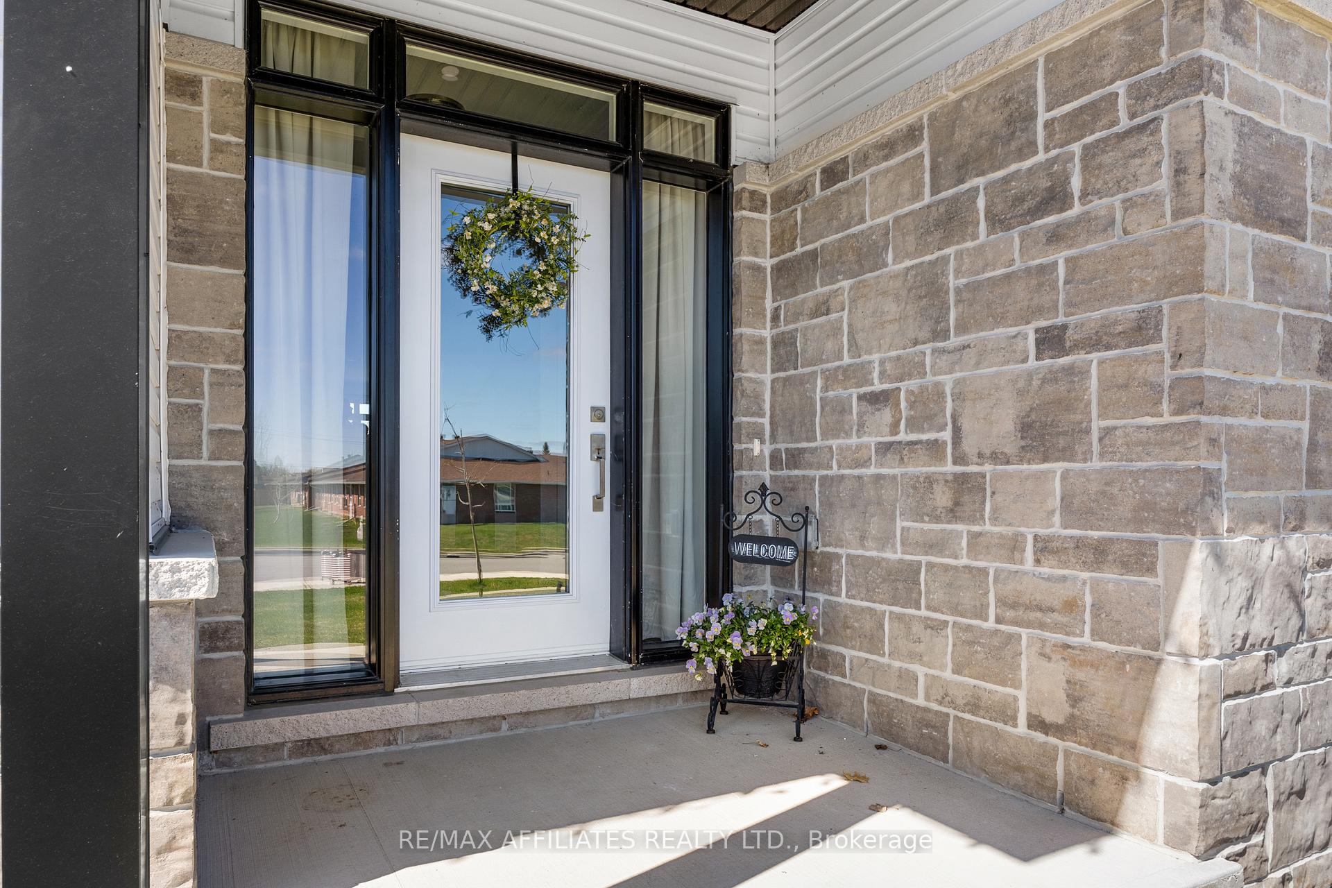 Photo 2 of 282 Wood Avenue, Smiths Falls — HOMEH