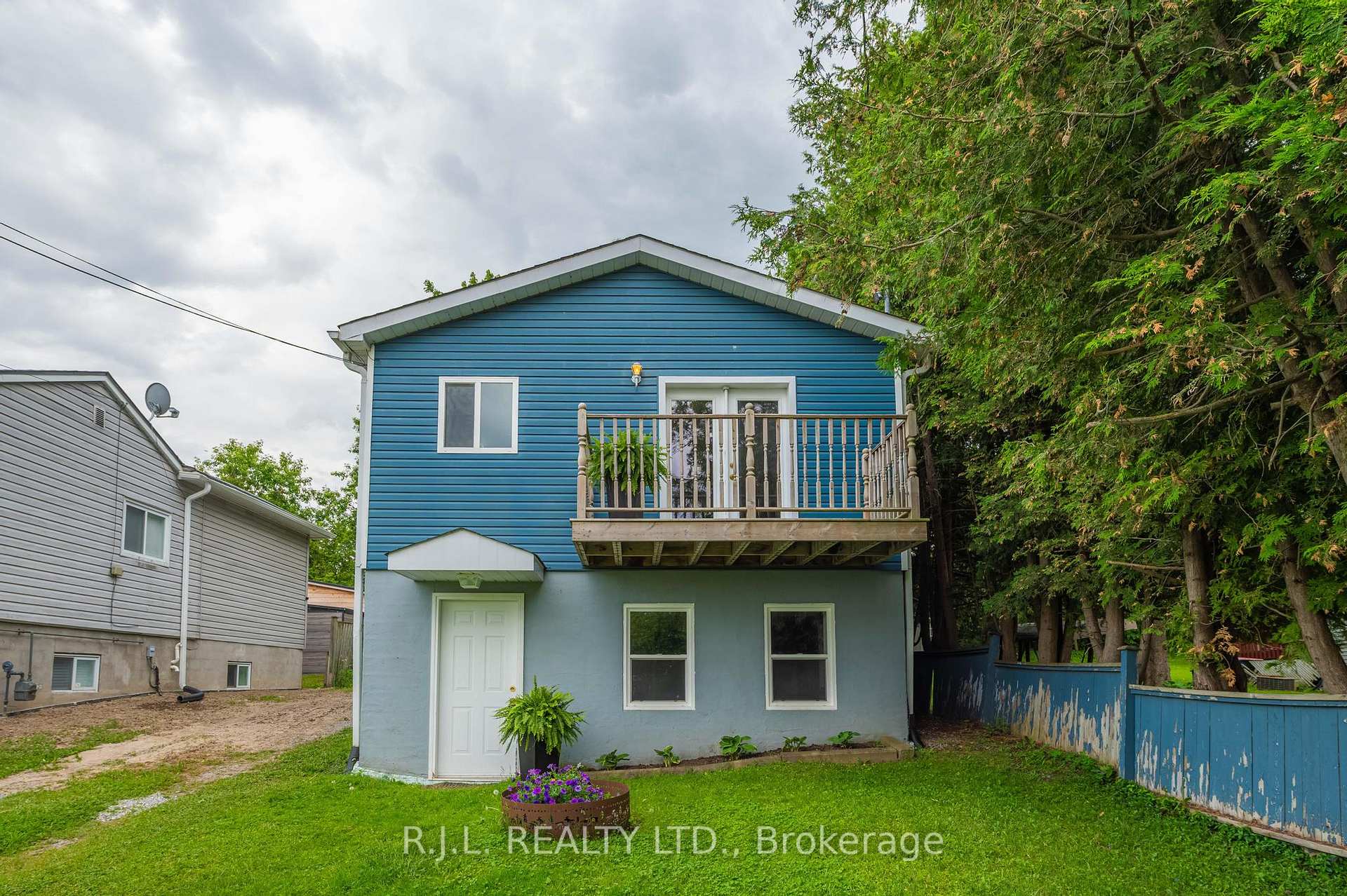 Front of 178 Platten Boulevard