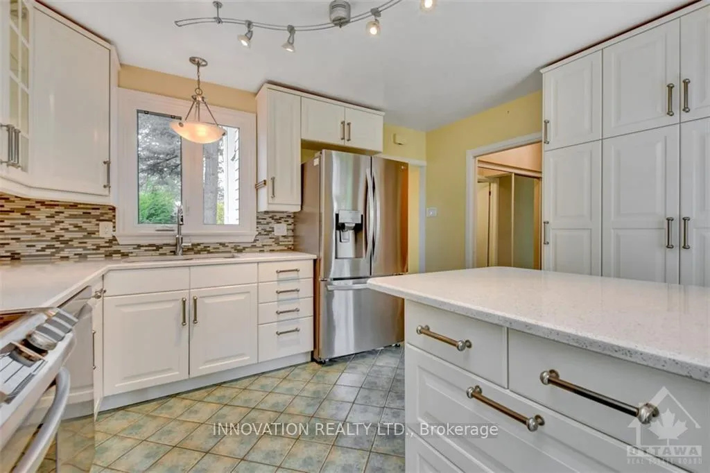 Photo 10 of 27 Dayton Crescent, Ottawa, Leslie Park — HOMEH