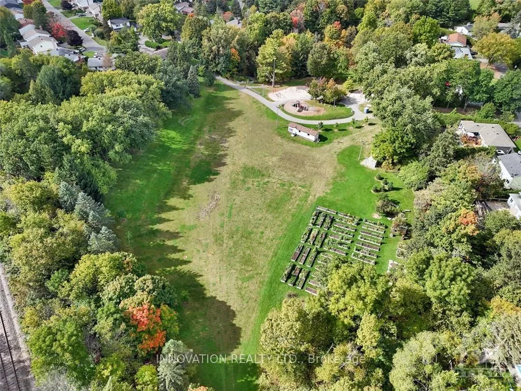 Photo 16 of 27 Dayton Crescent, Ottawa, Leslie Park — HOMEH