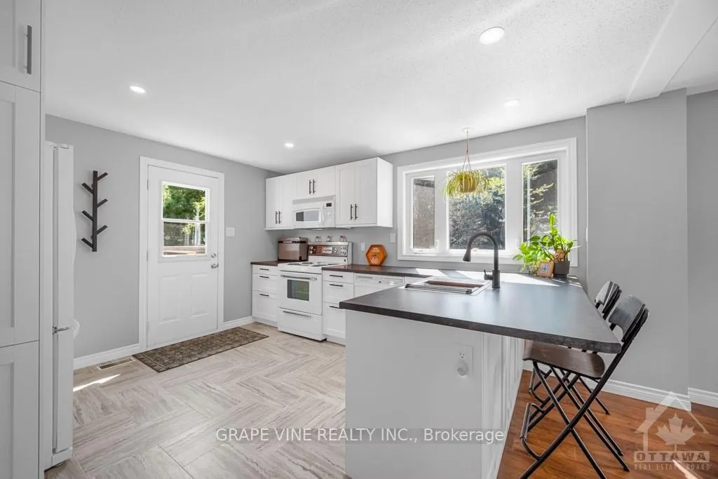 Photo 11 of 34 Lindhurst Crescent, Ottawa, Briargreen — HOMEH