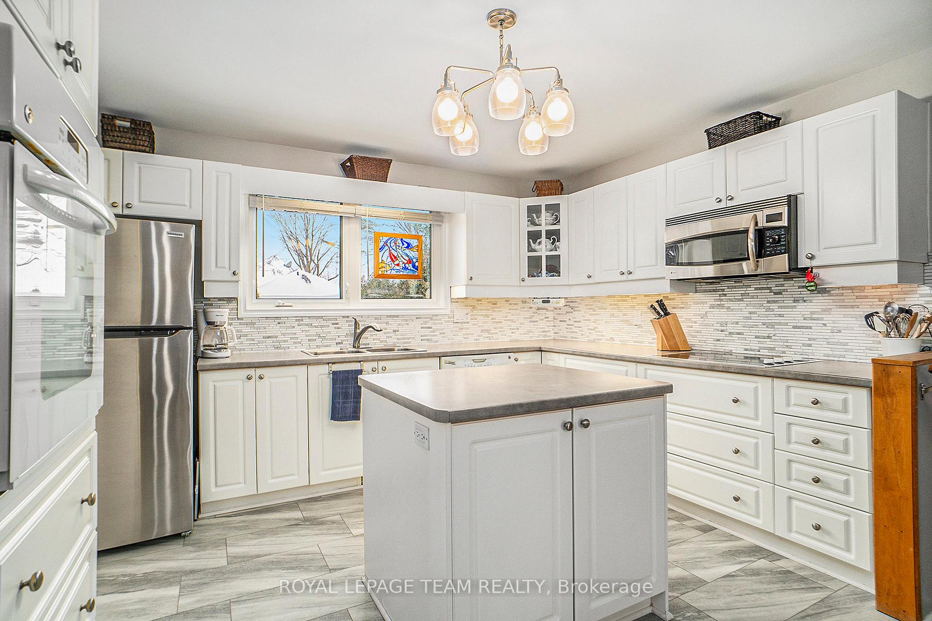 Photo 10 of 20 Glendenning Drive, Ottawa, Arlington Woods — HOMEH