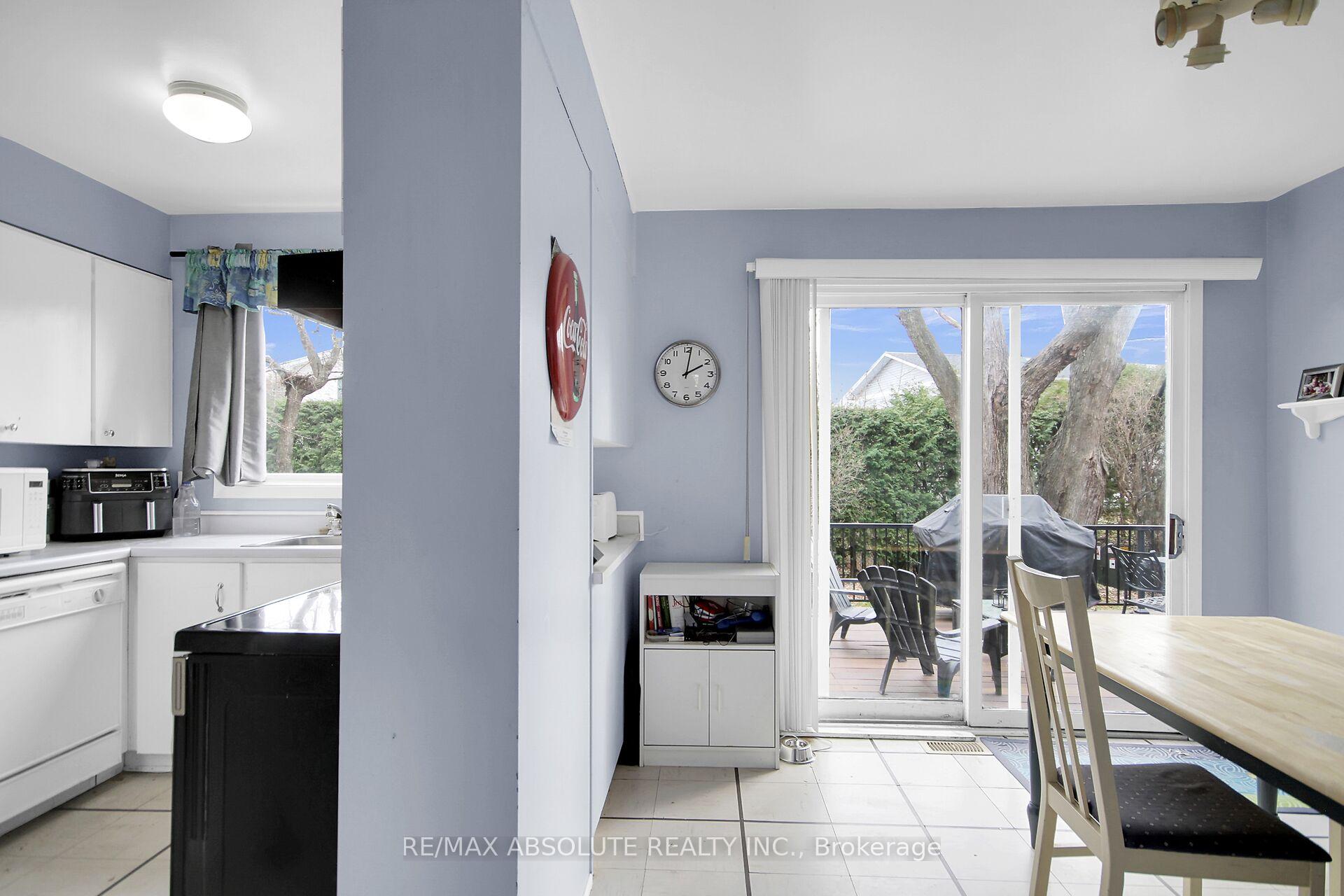 Photo 2 of 8 Aurora Crescent, Ottawa, Manordale — HOMEH