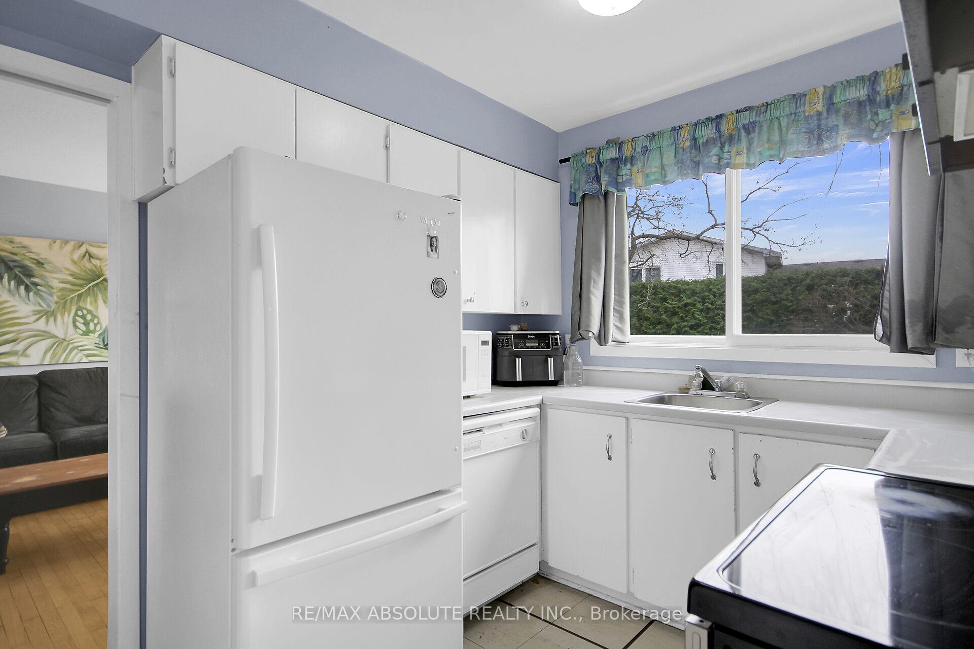 Photo 3 of 8 Aurora Crescent, Ottawa, Manordale — HOMEH