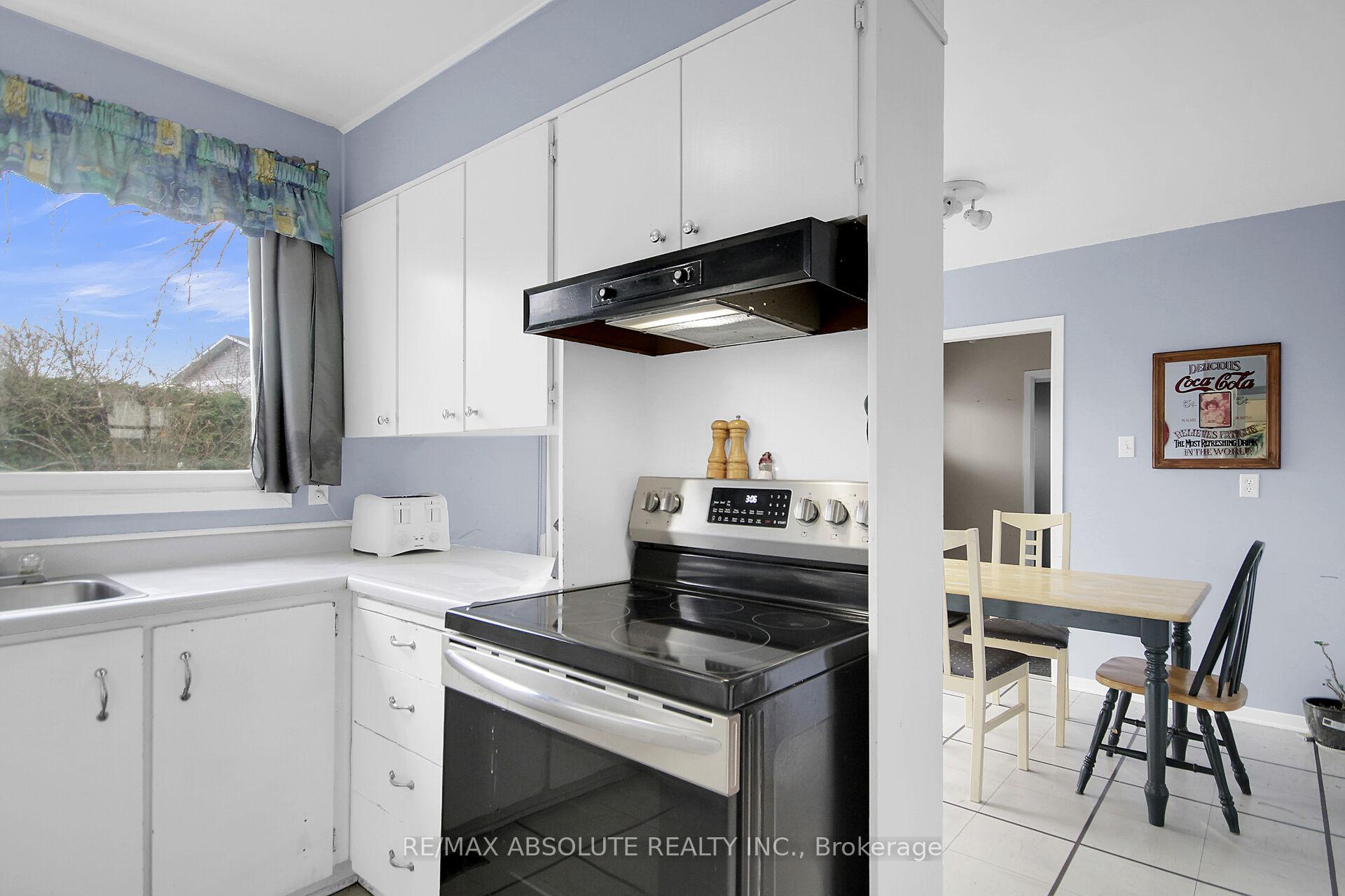 Photo 4 of 8 Aurora Crescent, Ottawa, Manordale — HOMEH