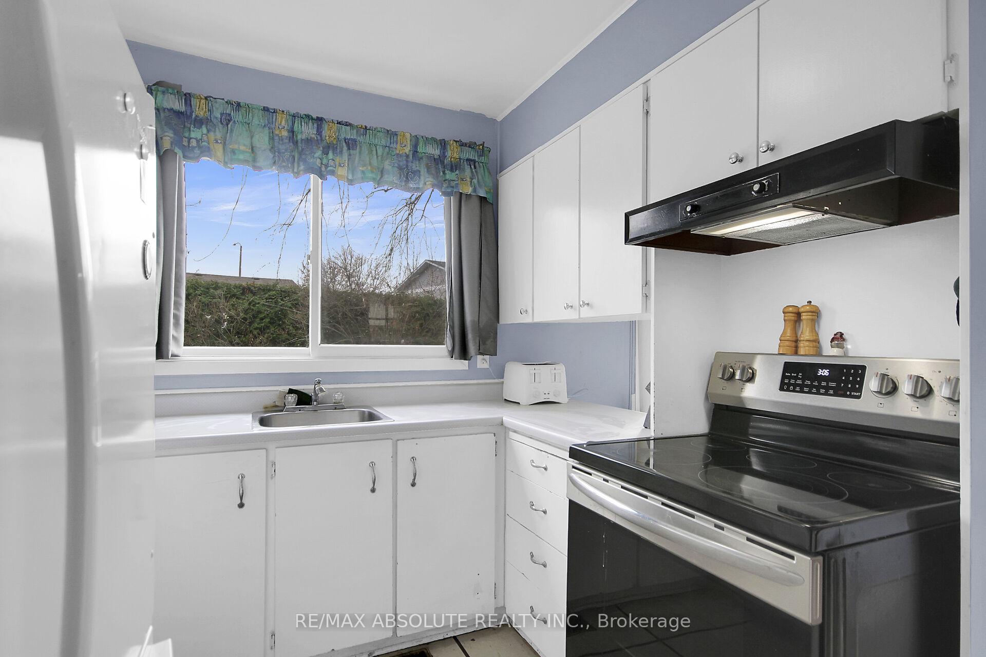Photo 5 of 8 Aurora Crescent, Ottawa, Manordale — HOMEH