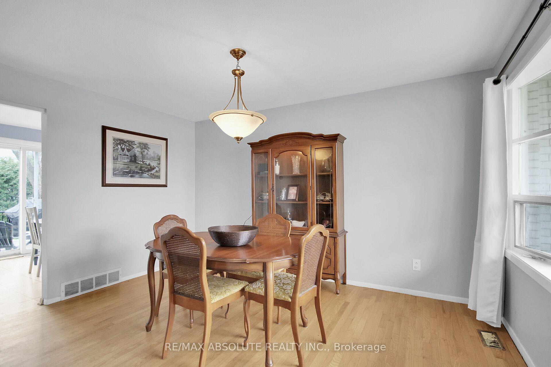 Photo 6 of 8 Aurora Crescent, Ottawa, Manordale — HOMEH