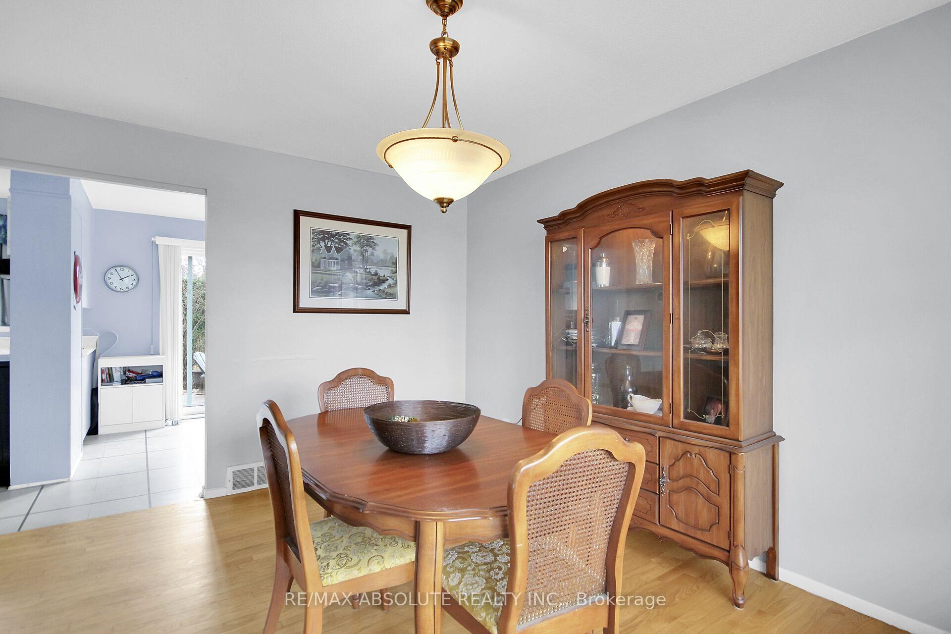 Photo 7 of 8 Aurora Crescent, Ottawa, Manordale — HOMEH