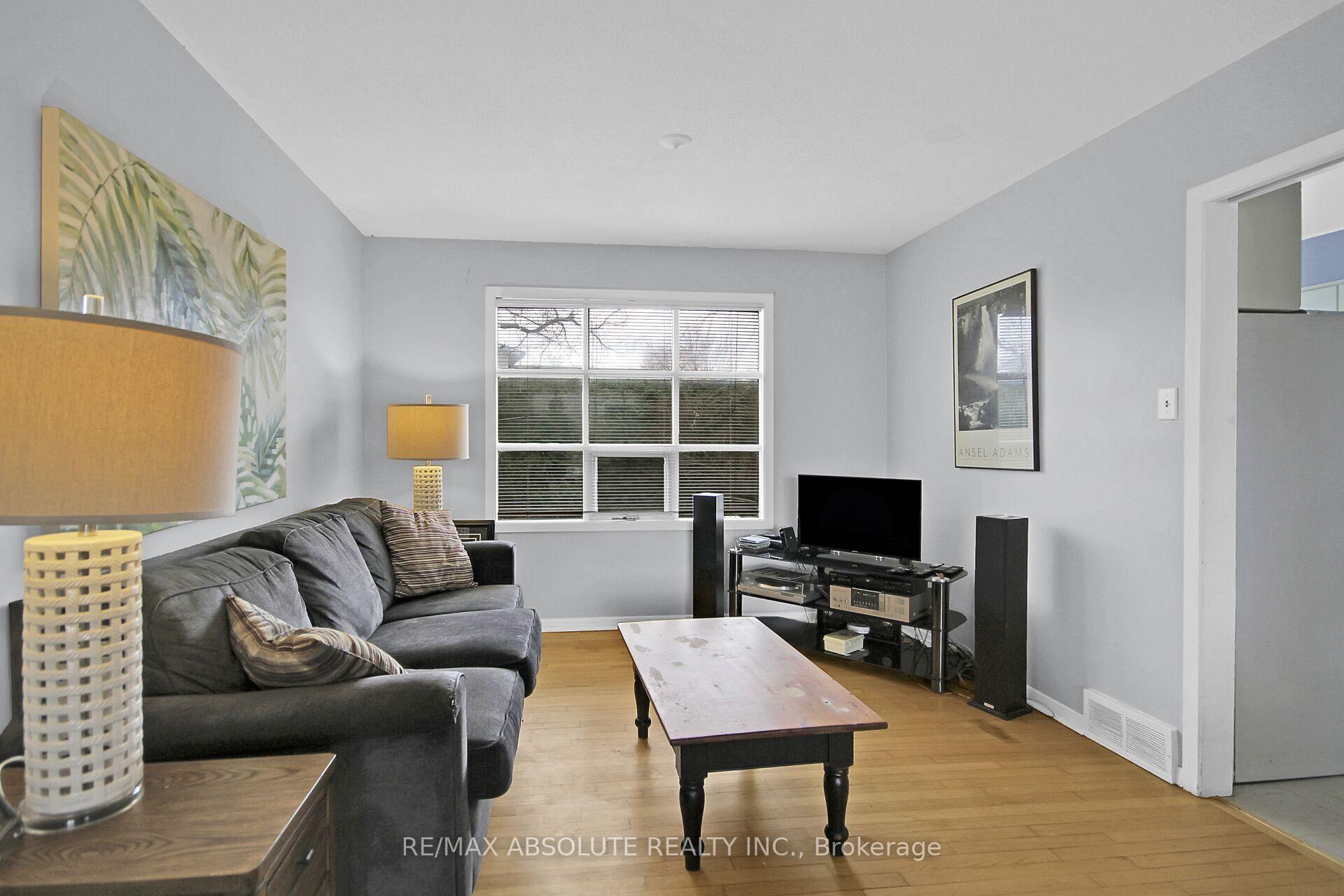 Photo 11 of 8 Aurora Crescent, Ottawa, Manordale — HOMEH