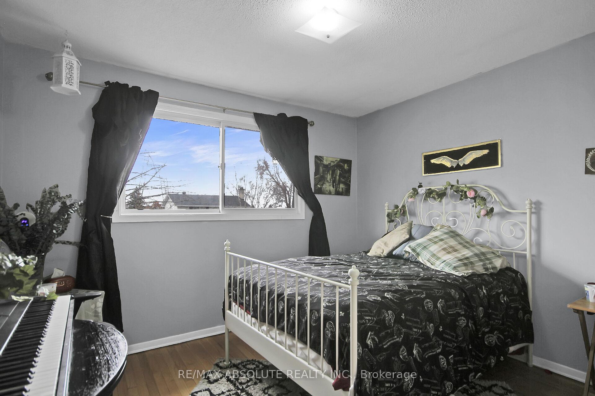 Photo 16 of 8 Aurora Crescent, Ottawa, Manordale — HOMEH
