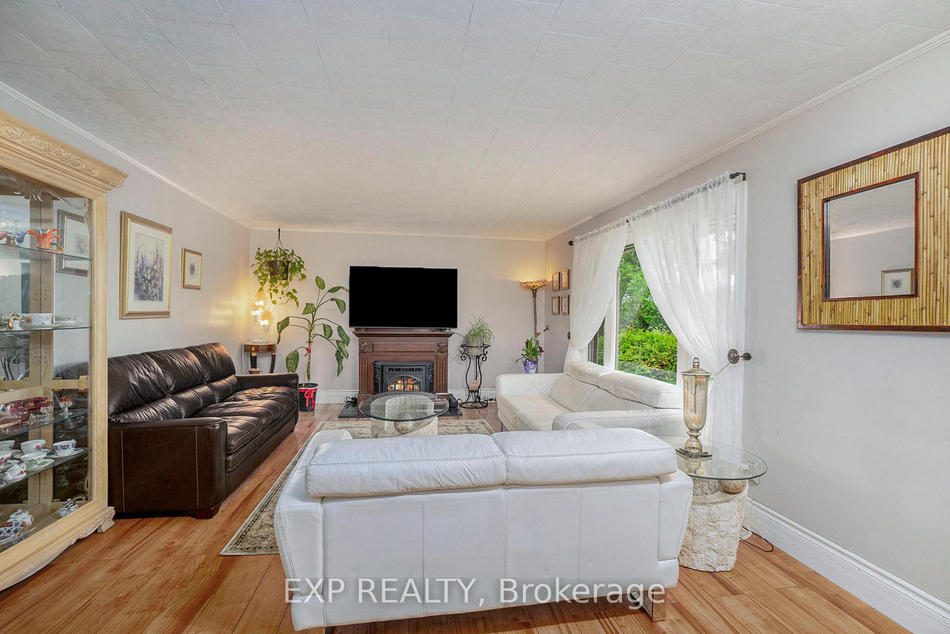 Photo 3 of 450 Queen Street E, Smiths Falls — HOMEH