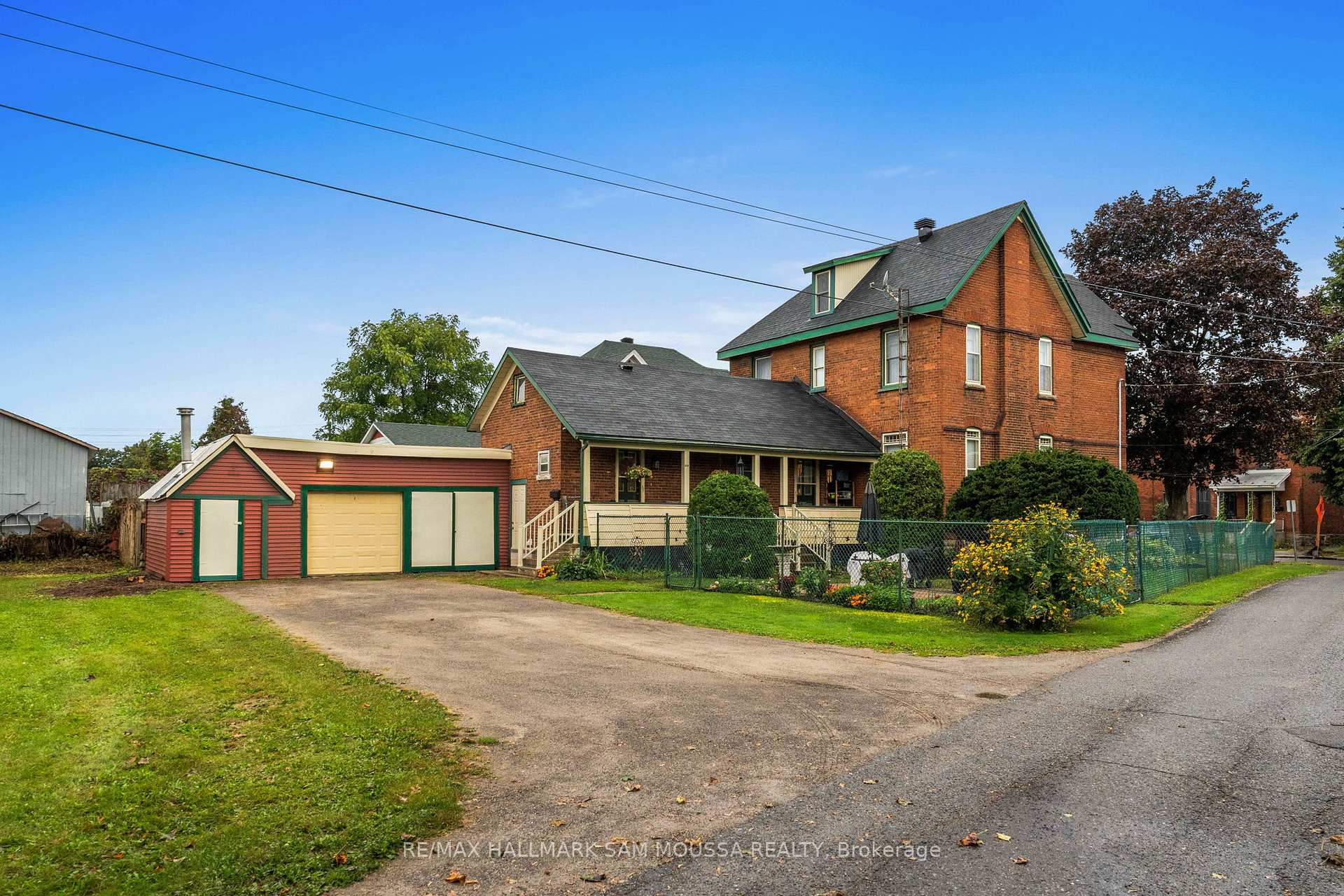 Photo 2 of 61 Russell Street E, Smiths Falls — HOMEH