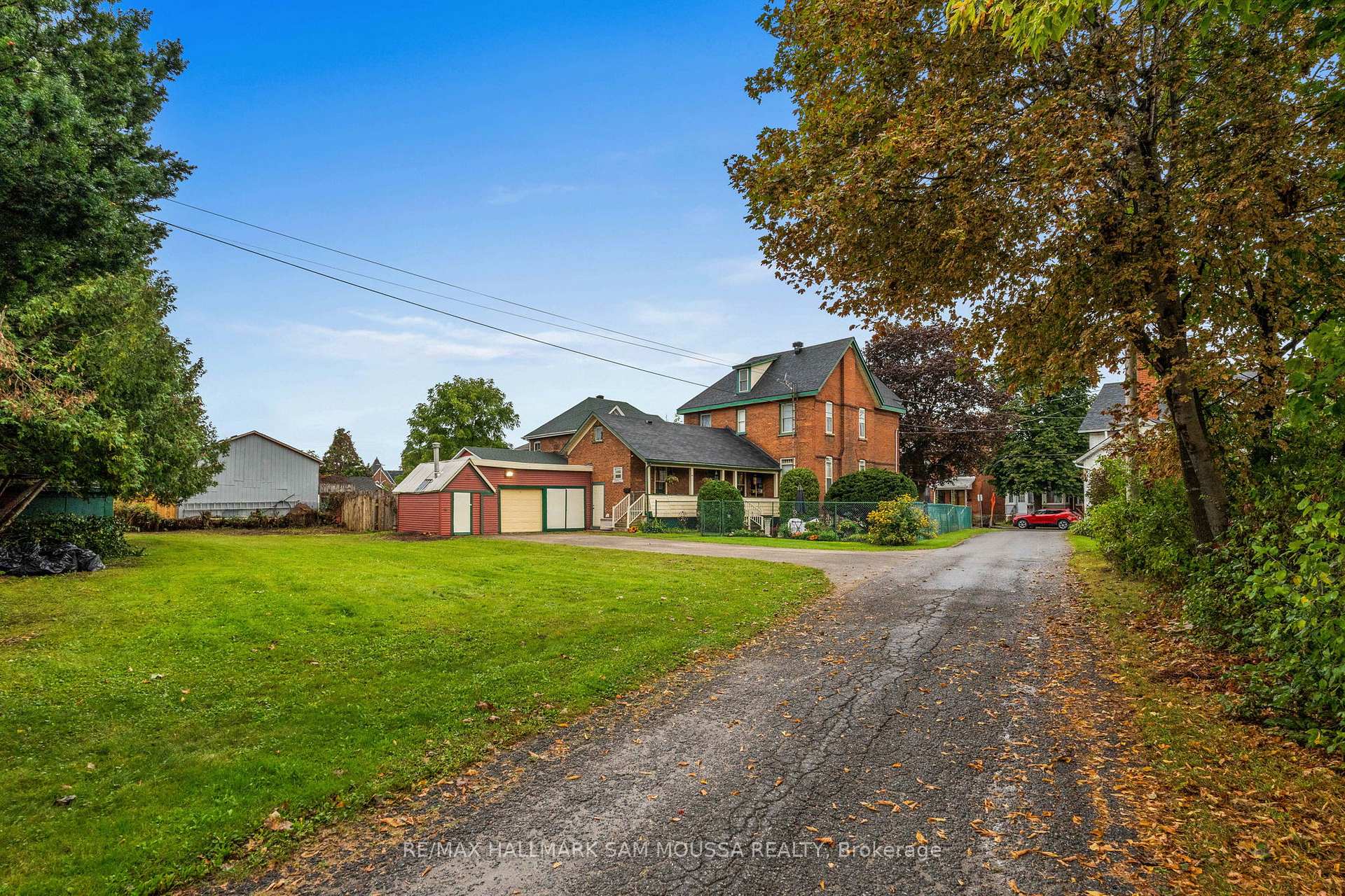 Photo 3 of 61 Russell Street E, Smiths Falls — HOMEH