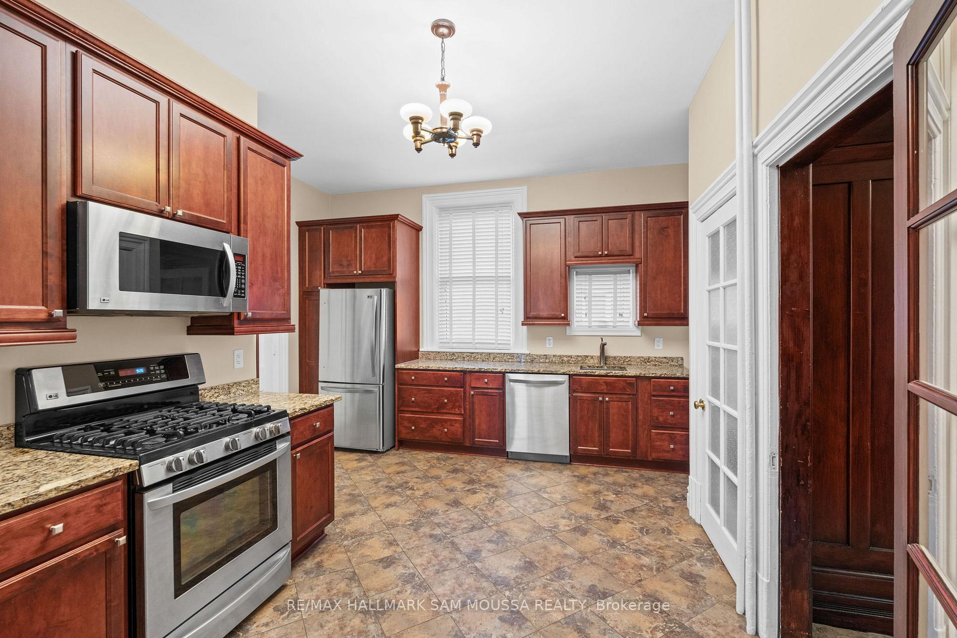 Photo 8 of 61 Russell Street E, Smiths Falls — HOMEH