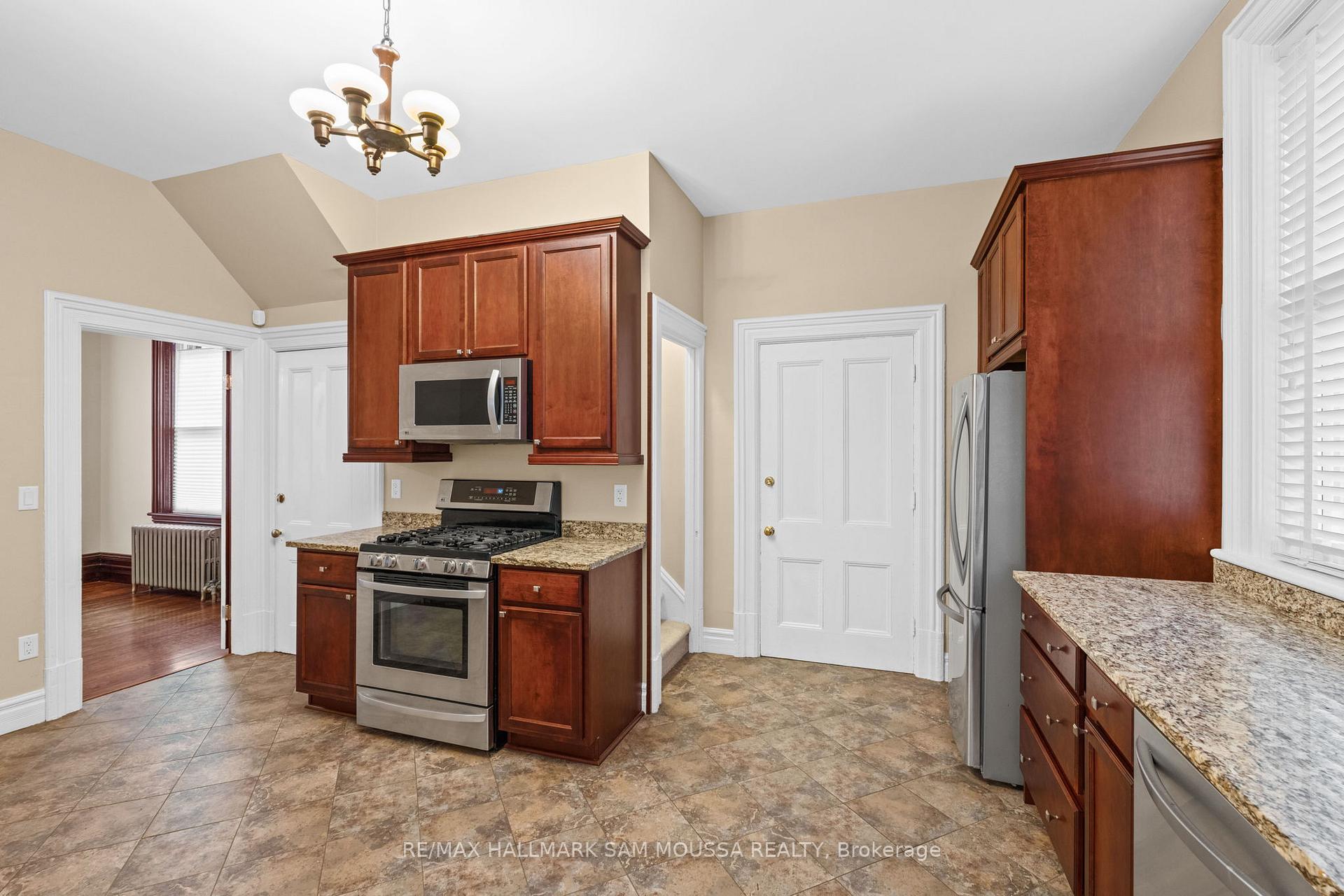 Photo 9 of 61 Russell Street E, Smiths Falls — HOMEH