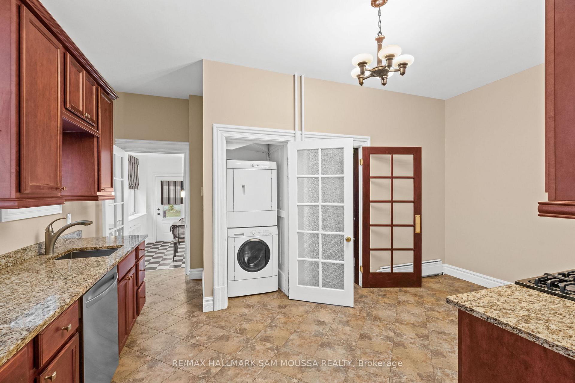 Photo 11 of 61 Russell Street E, Smiths Falls — HOMEH