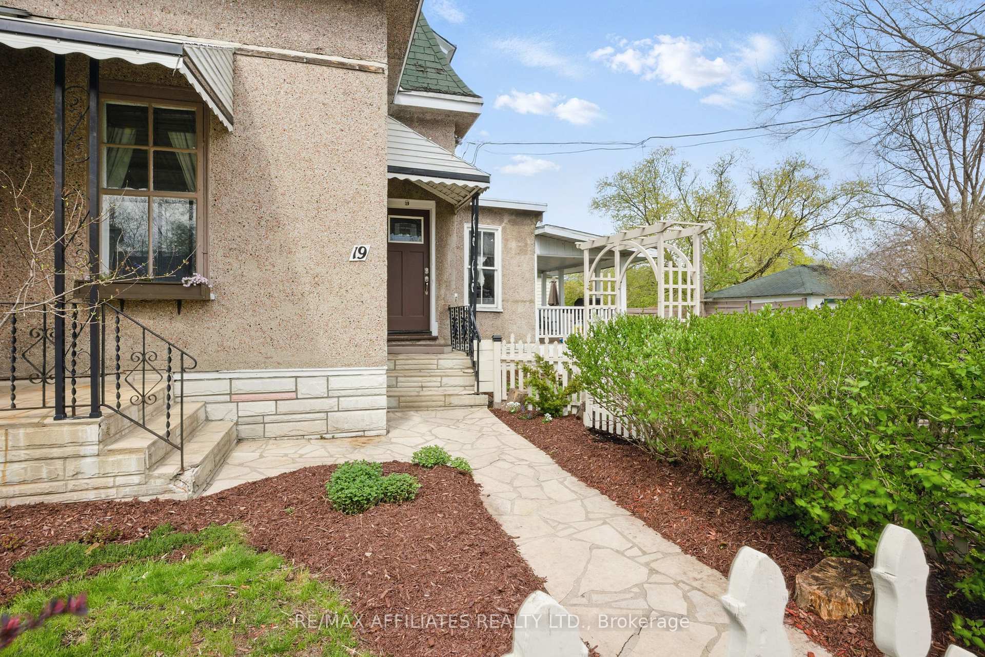 Photo 3 of 19 Winnifred Street N, Smiths Falls — HOMEH