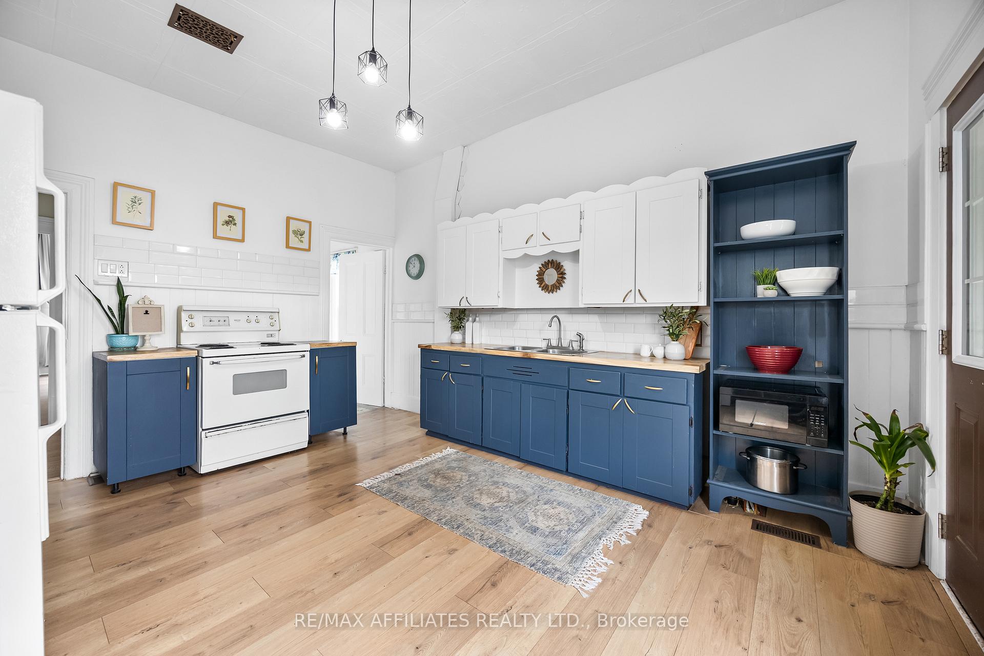 Photo 11 of 19 Winnifred Street N, Smiths Falls — HOMEH